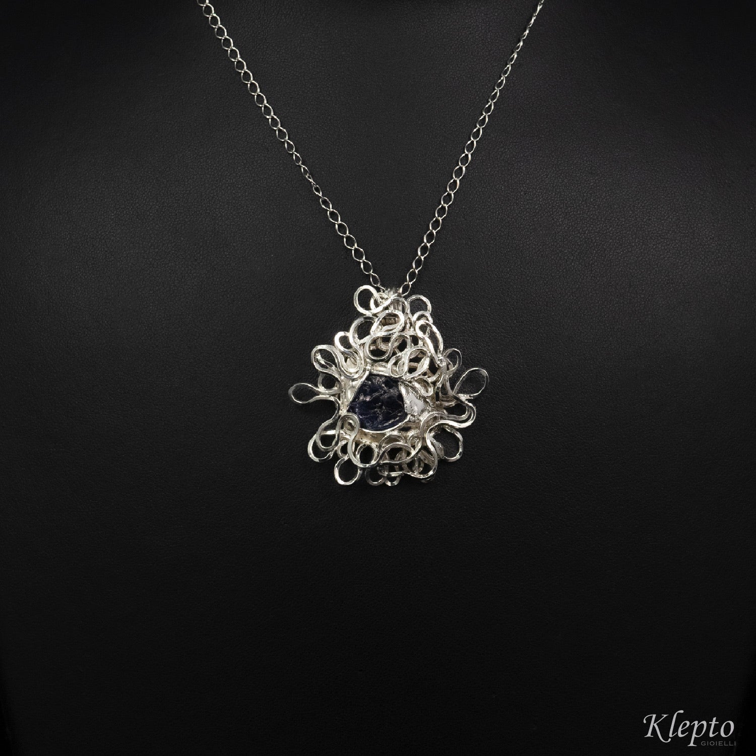 Pendente in Argento Silnova® a filo con Zaffiro grezzo