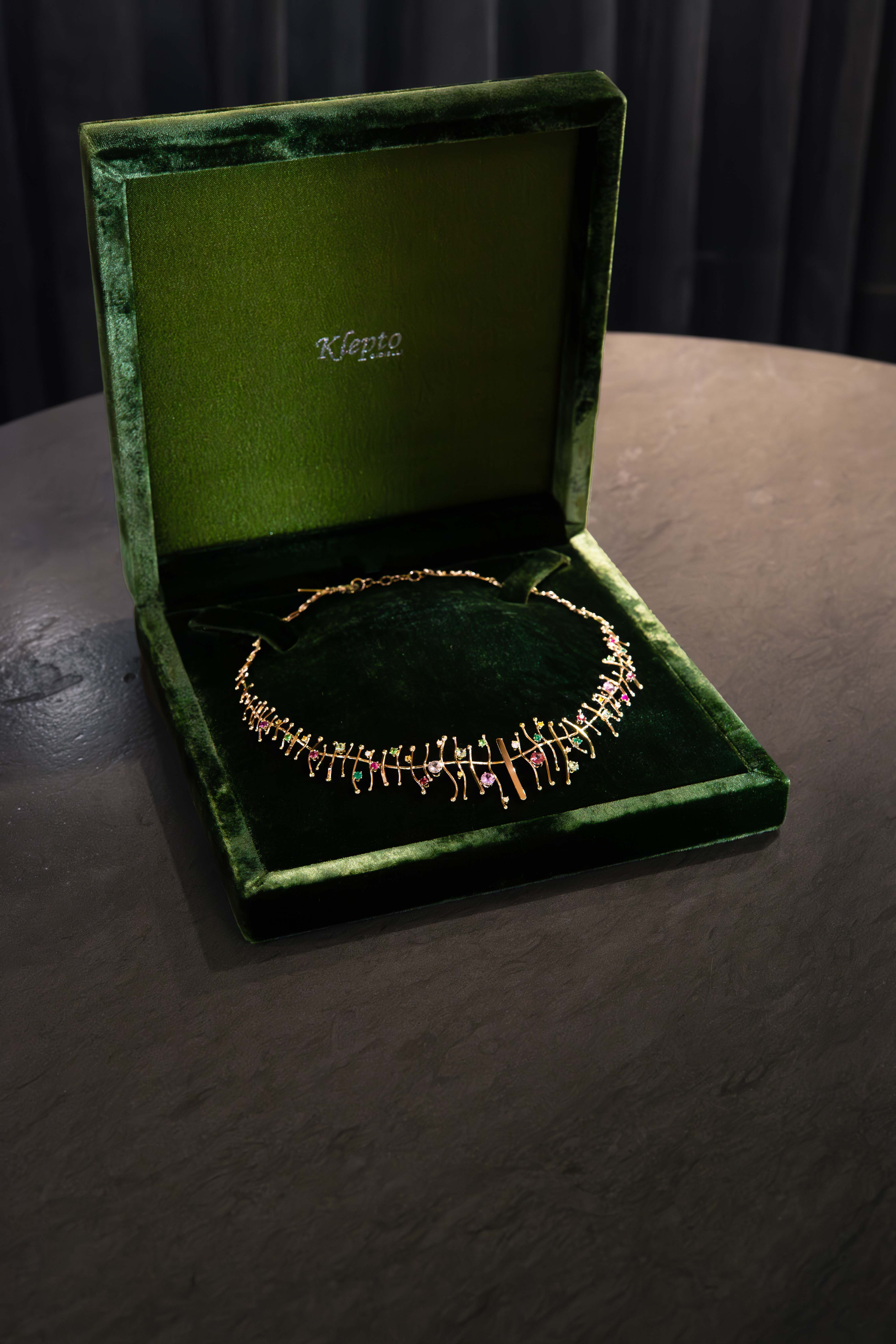 Collier in oro bianco naturale “Armonia” con pietre preziose