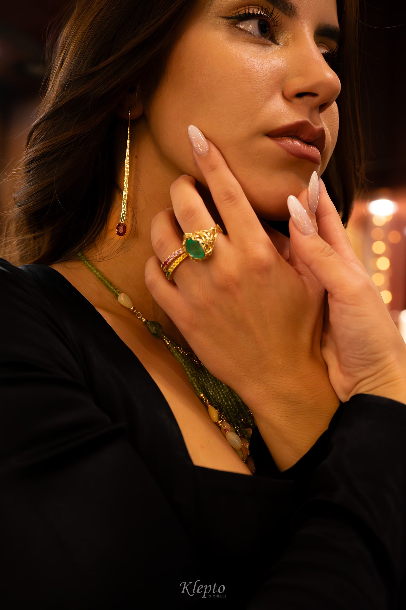Orecchini in oro giallo martellati con Rubini