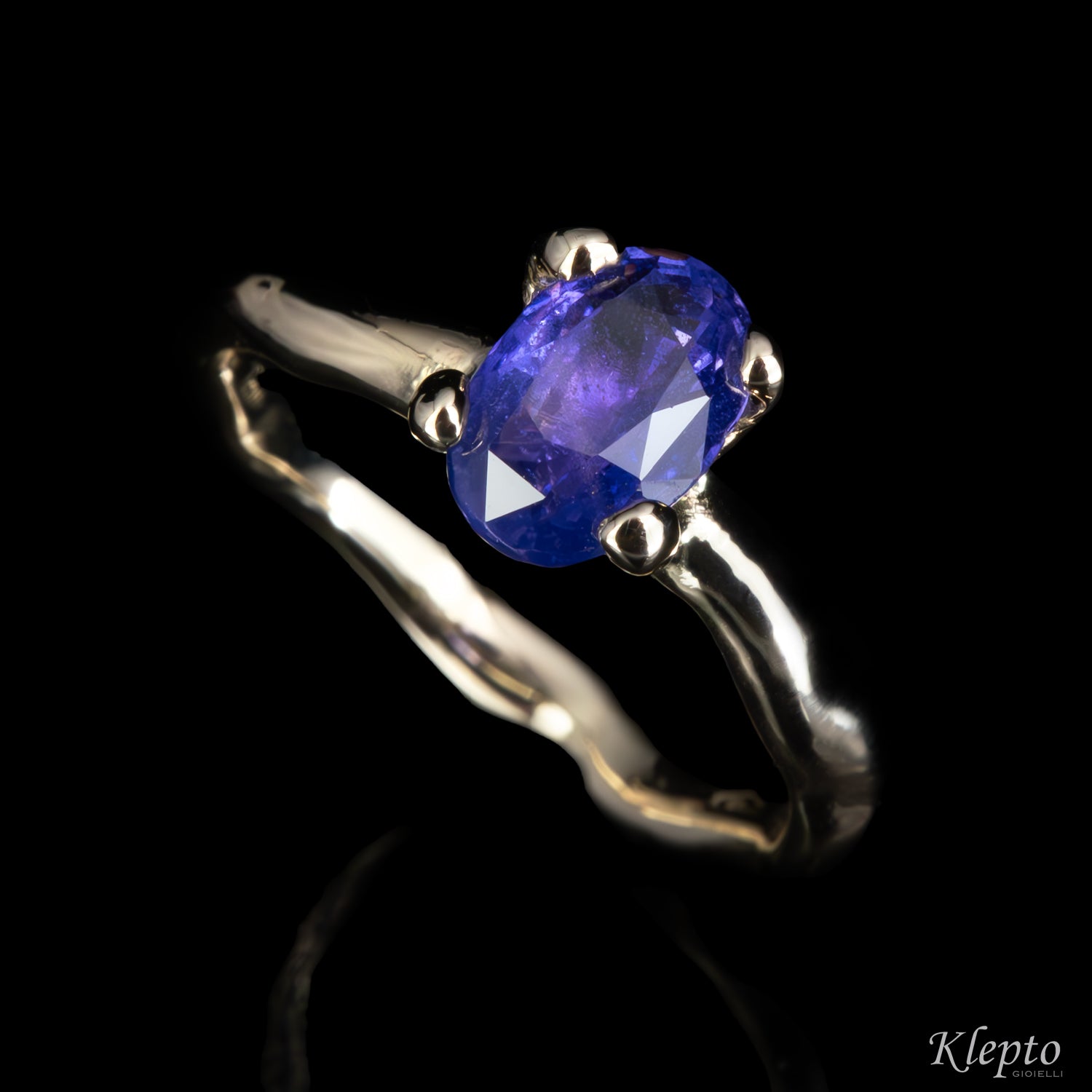 Anello in oro bianco naturale "Divenire" con Zaffiro blu