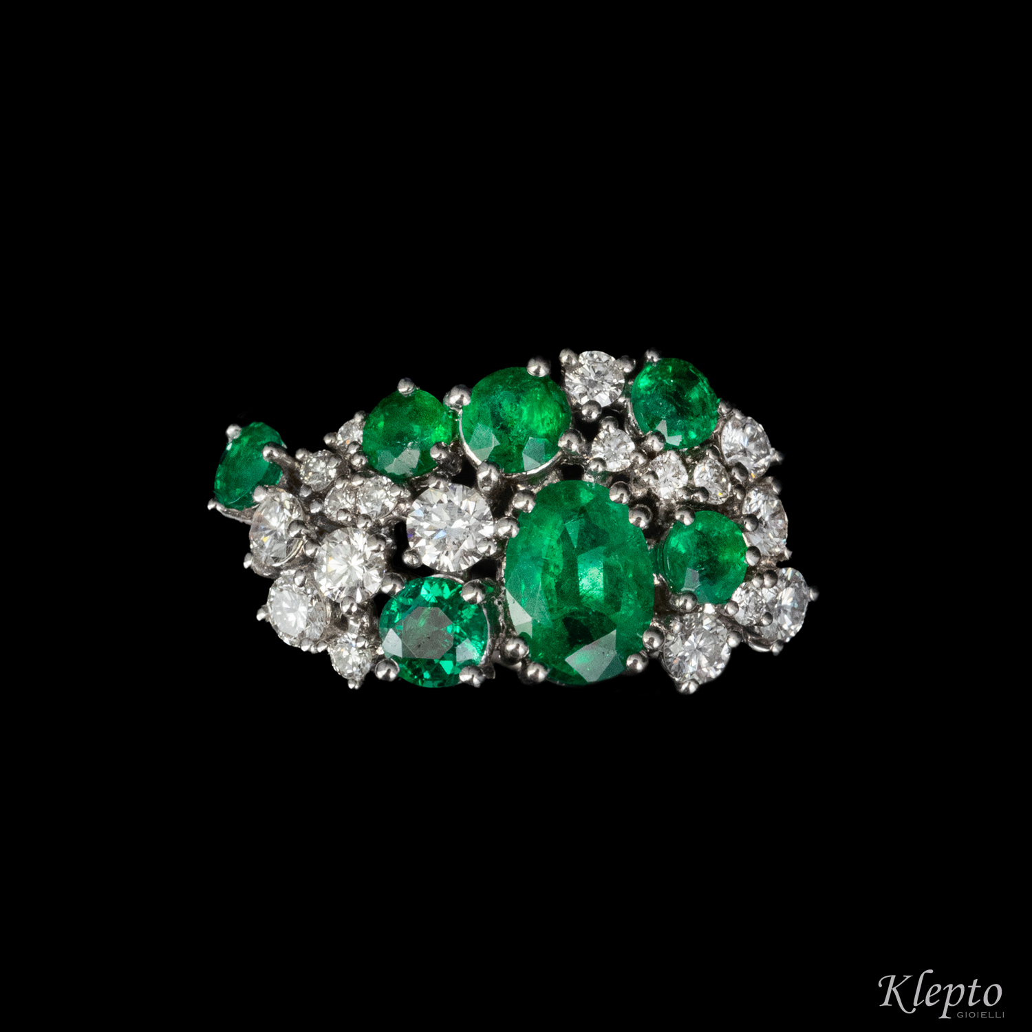 Anello classico by Klepto in oro bianco con Smeraldi e Diamanti