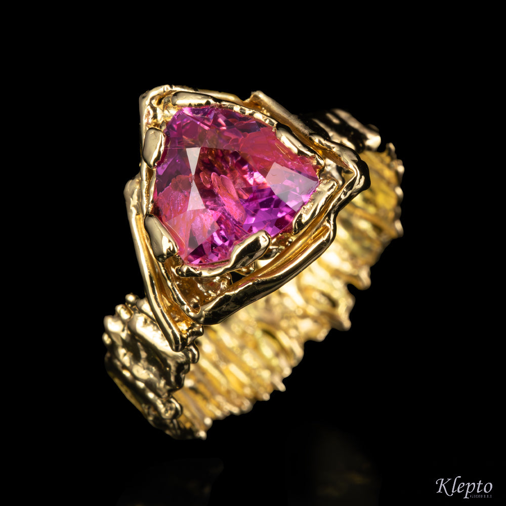 Anello in oro giallo "EroiKa" con Zaffiro rosa
