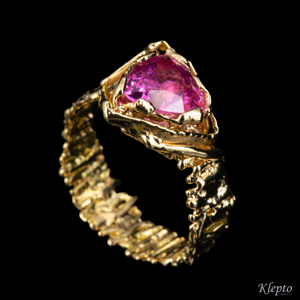 Anello in oro giallo "EroiKa" con Zaffiro rosa