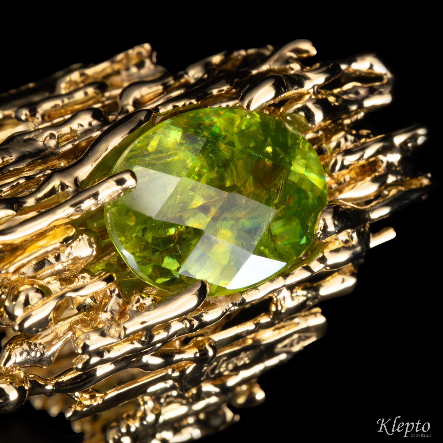 Anello in oro giallo "EroiKa" con Sfene