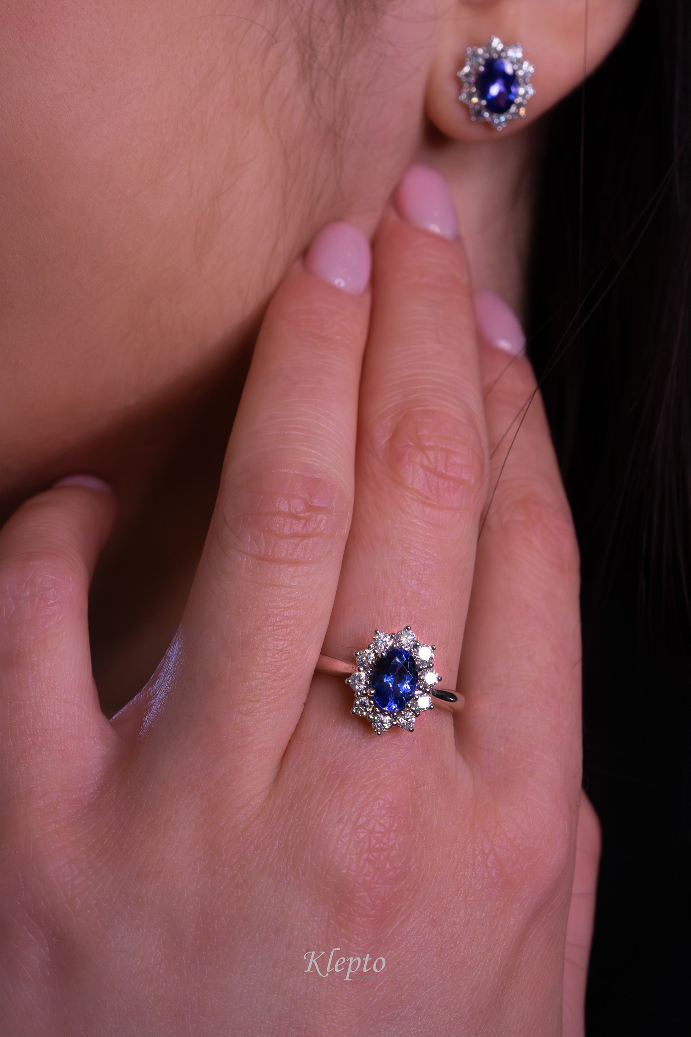 Anello in oro bianco classico con Tanzanite e contorno di Diamanti