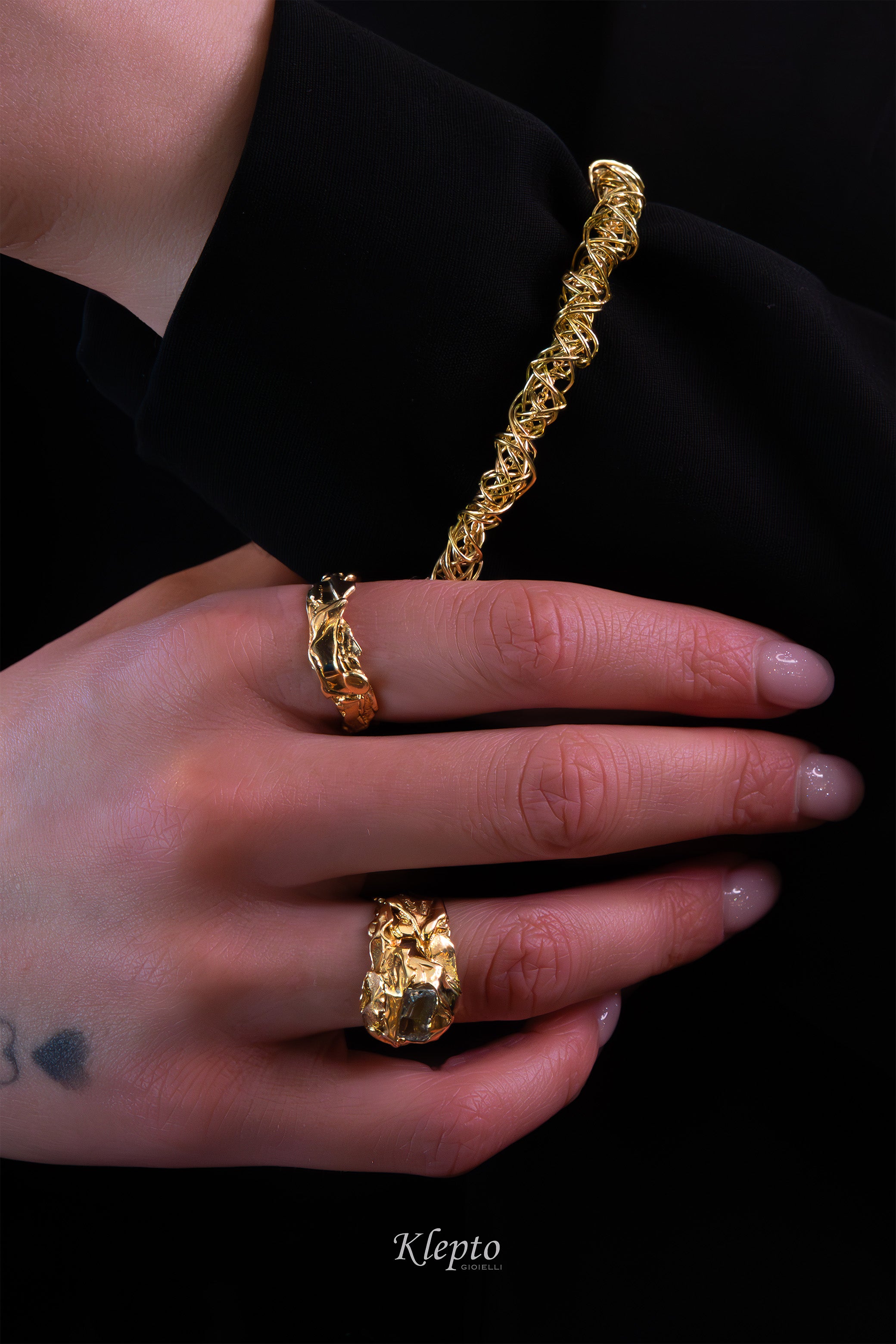 Anello in oro giallo fuso a fiamma con Acquamarina