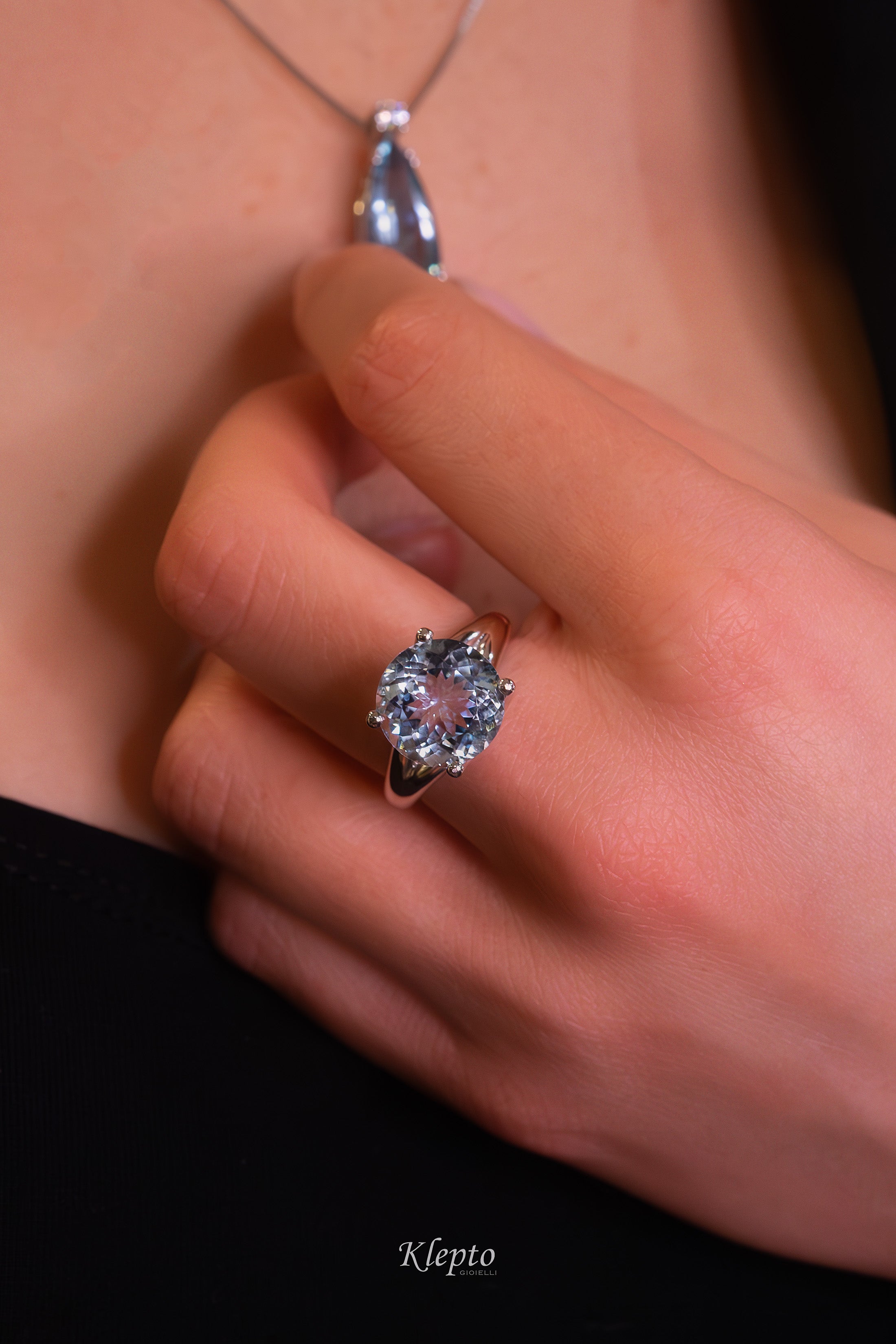 Anello classico by Klepto in oro bianco con Acquamarina