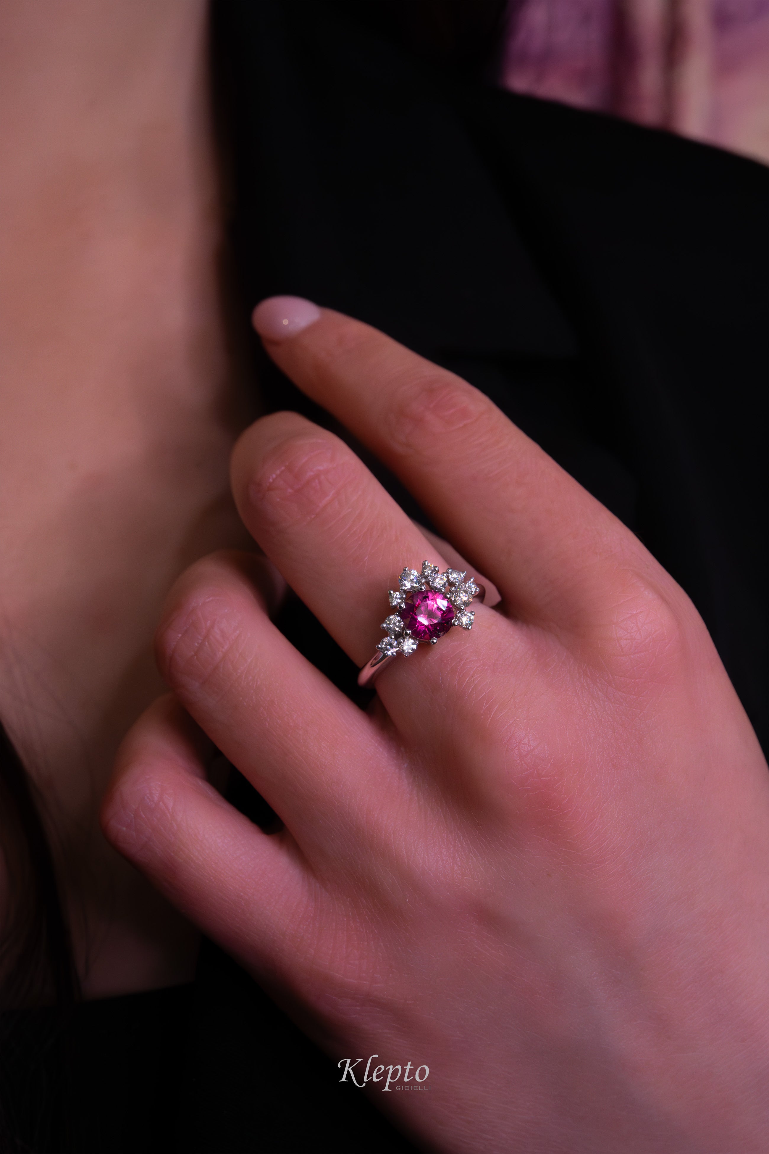 Anello classico by Klepto in oro bianco con Zaffiro e Diamanti