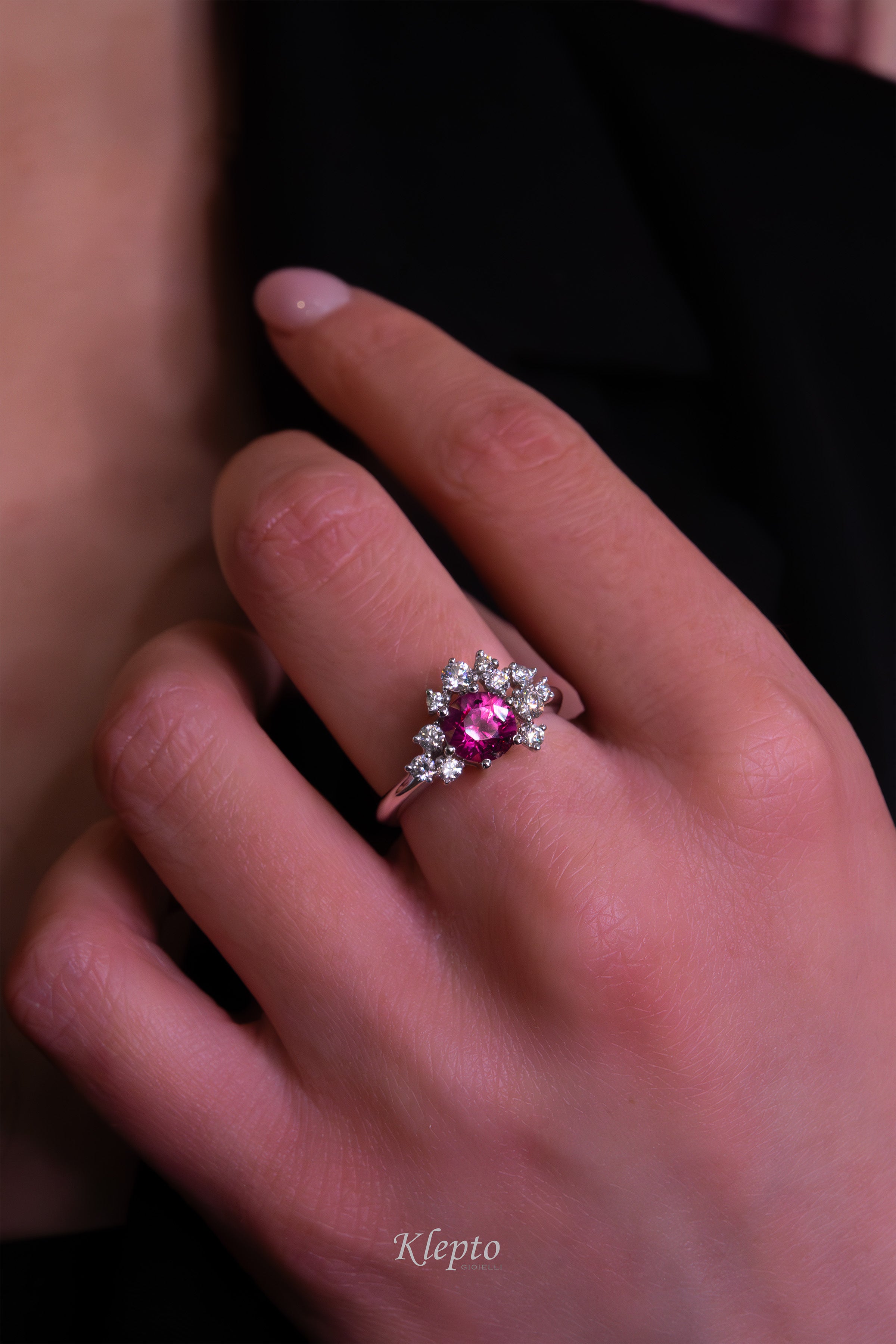 Anello classico by Klepto in oro bianco con Zaffiro e Diamanti