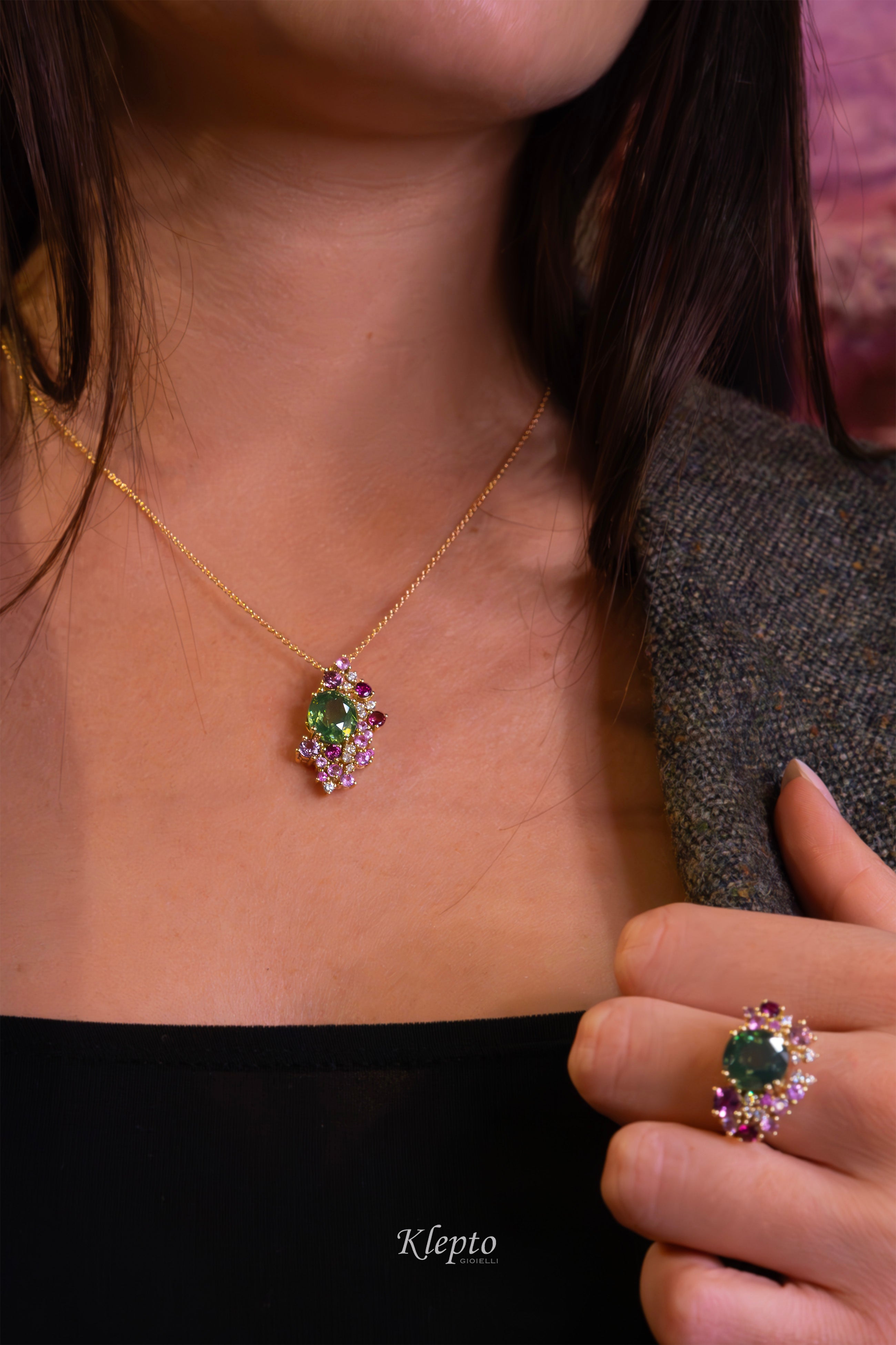 Pendente in oro giallo con Zircone verde naturale, Rodoliti, Zaffiri e Diamanti