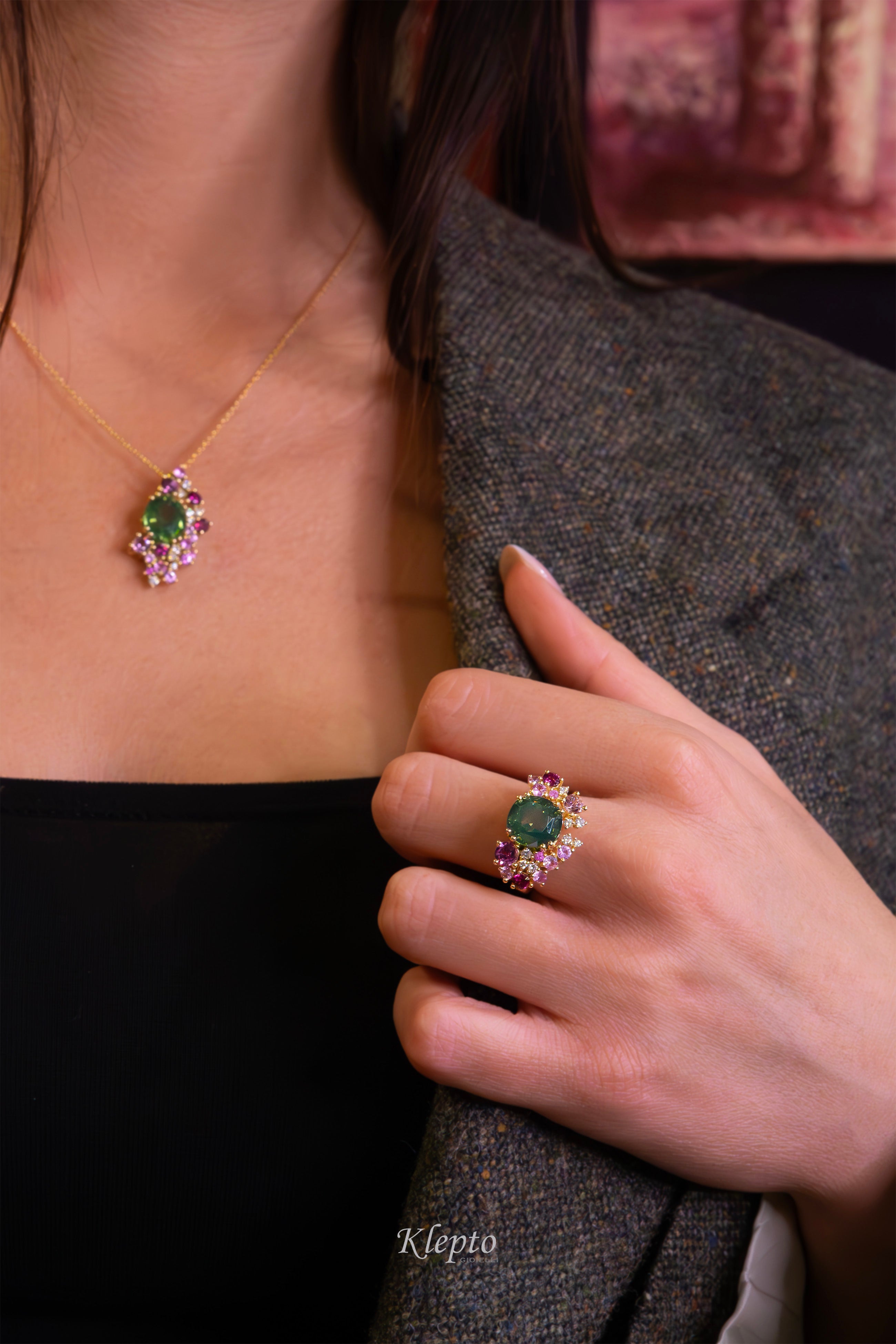 Anello classico by Klepto in oro giallo con Zircone verde naturale, Zaffiri rosa, Rodoliti e Diamanti