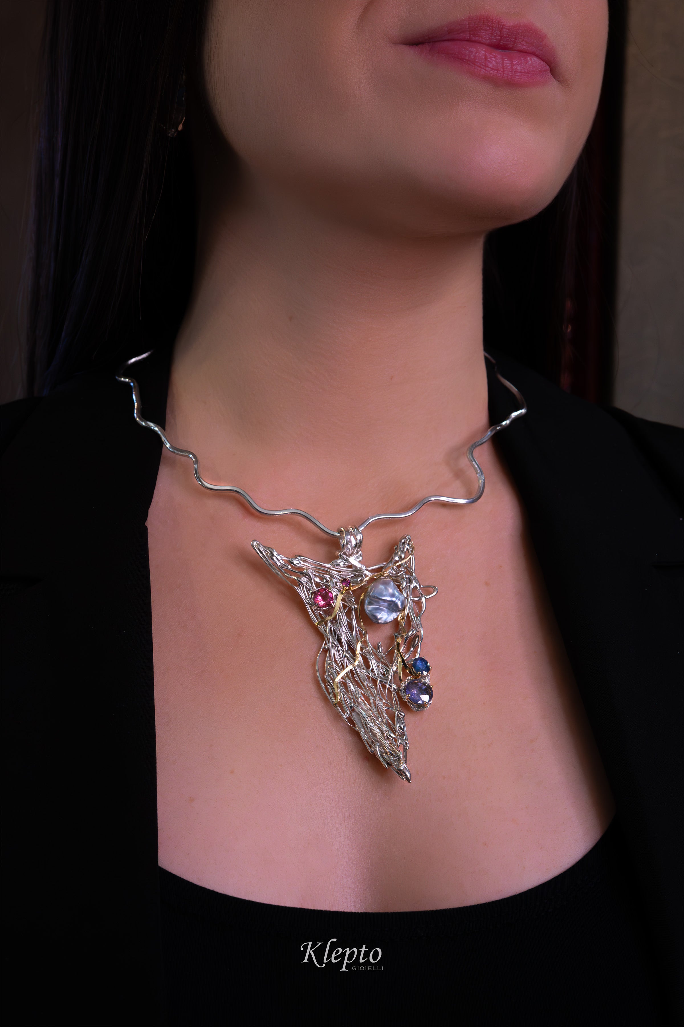 Collier in Argento Silnova® con Perla Keshi, Zaffiri, Tormalina, Rodolite e dettagli in oro giallo