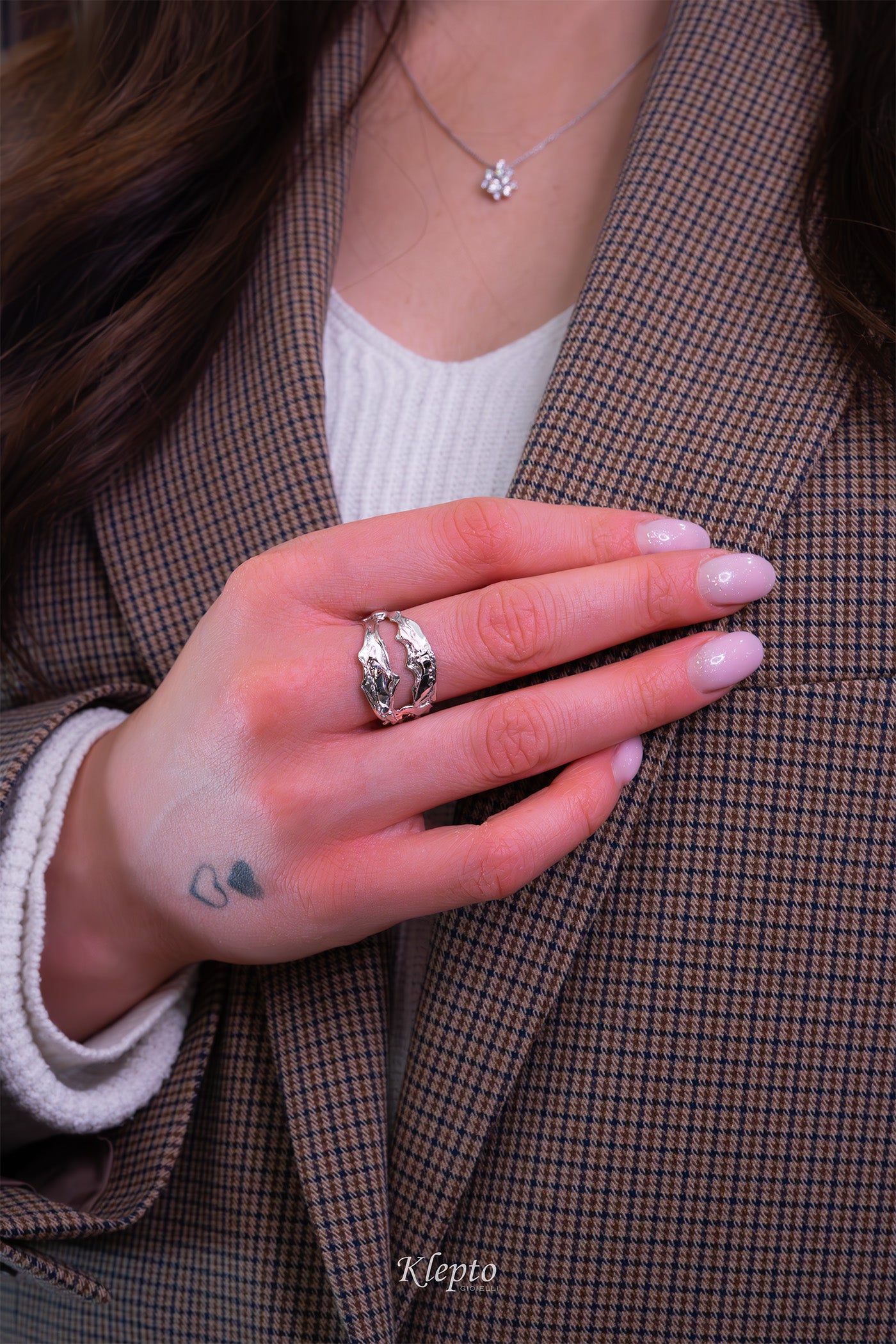 Anello in oro bianco fuso a fiamma