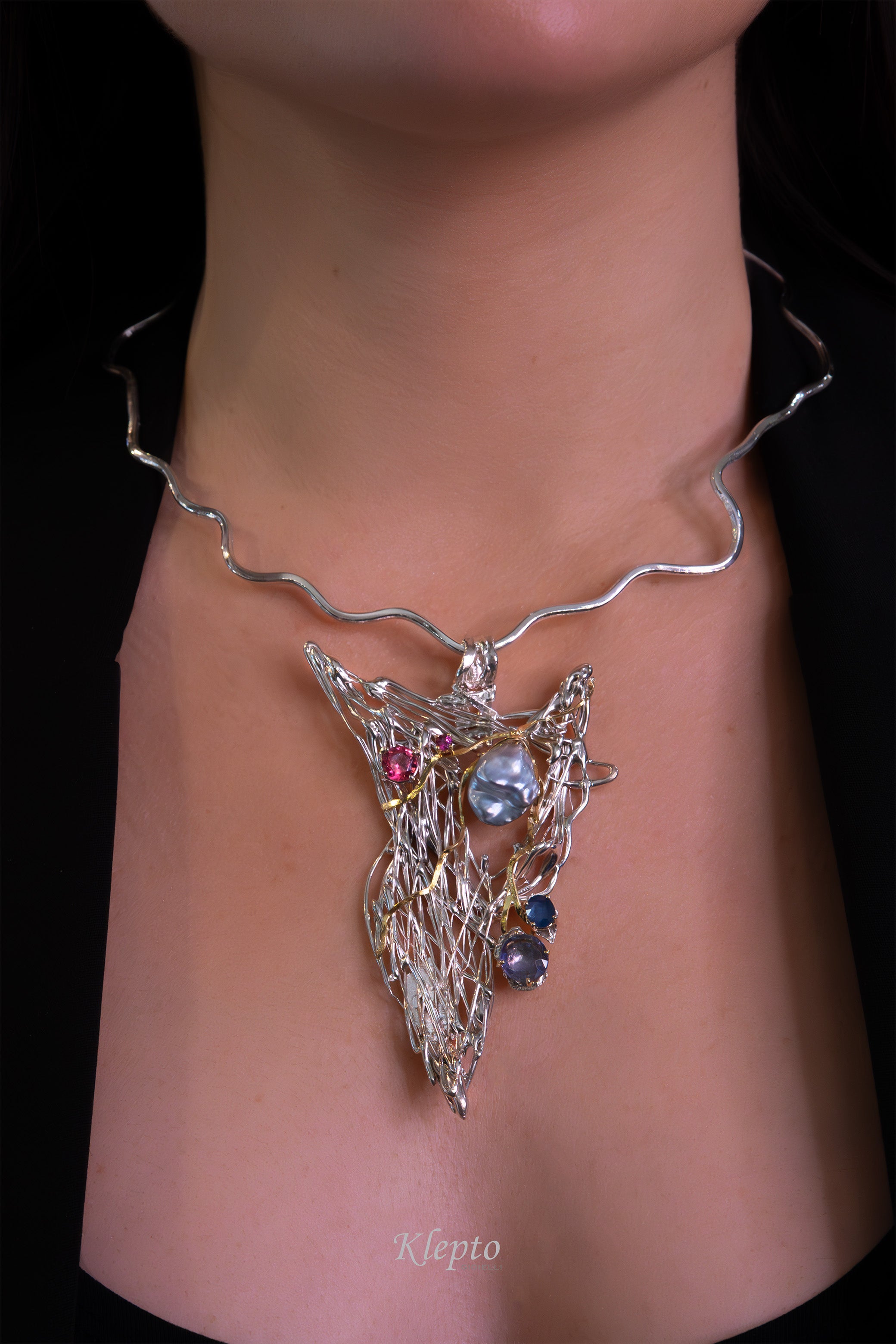 Collier in Argento Silnova® con Perla Keshi, Zaffiri, Tormalina, Rodolite e dettagli in oro giallo