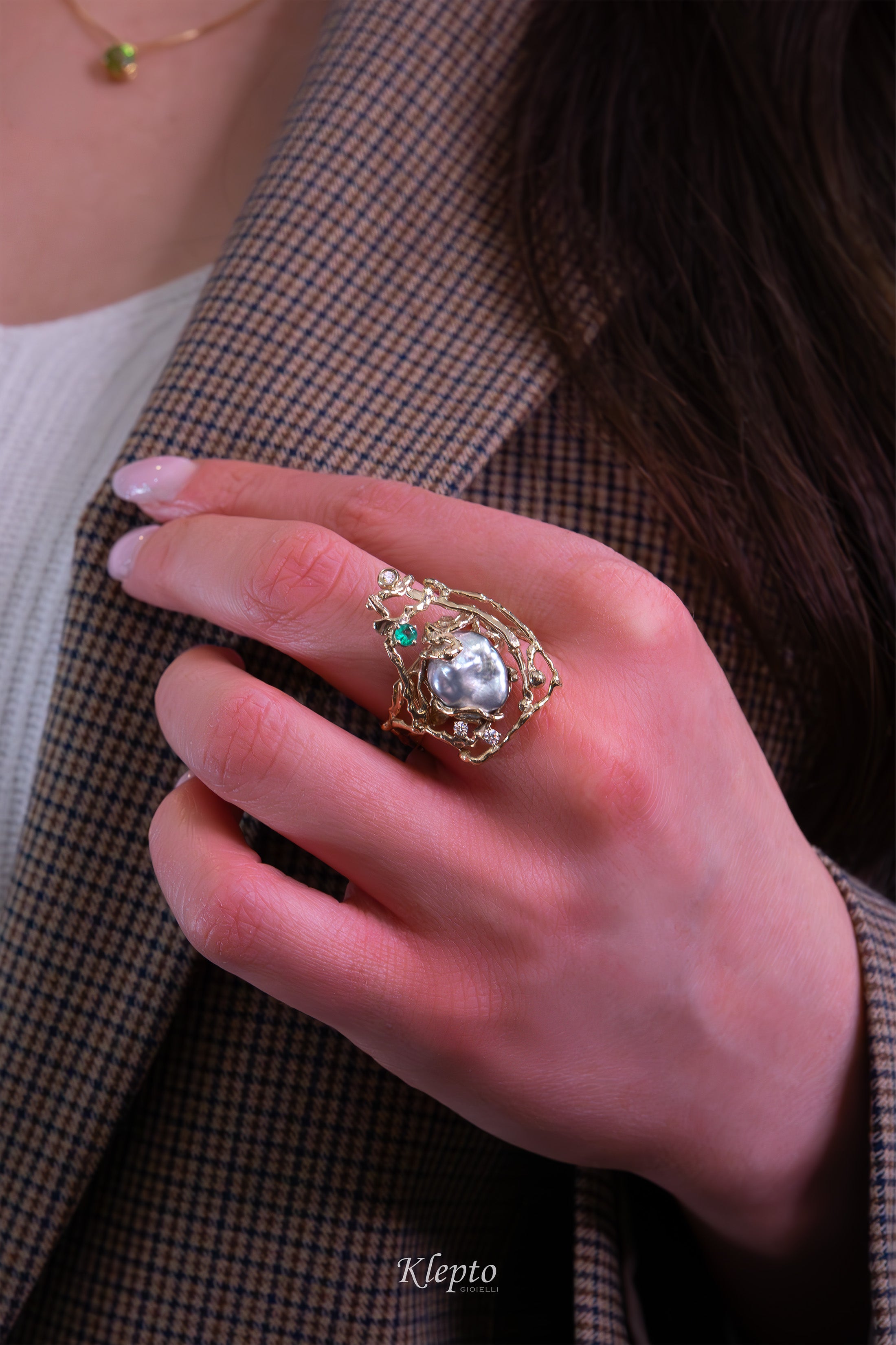 Anello in oro bianco naturale con Perla keshi, Smeraldo e Diamanti