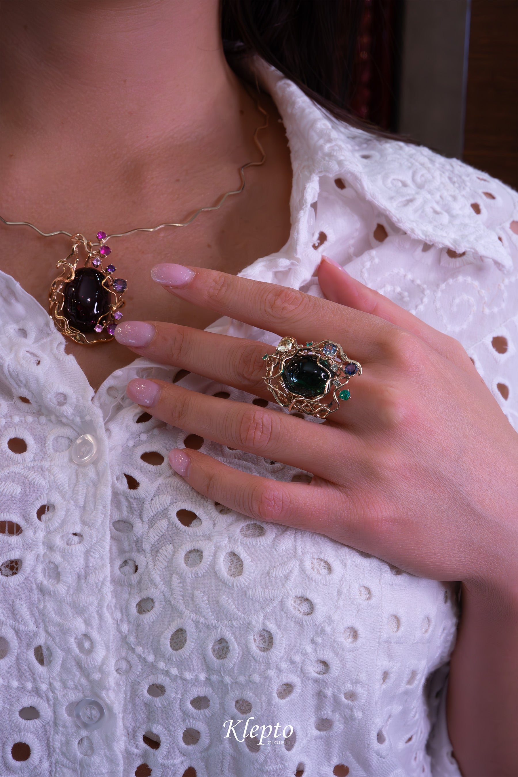 Anello in oro bianco naturale "Origini" con Tormalina, Zaffiri e Smeraldi