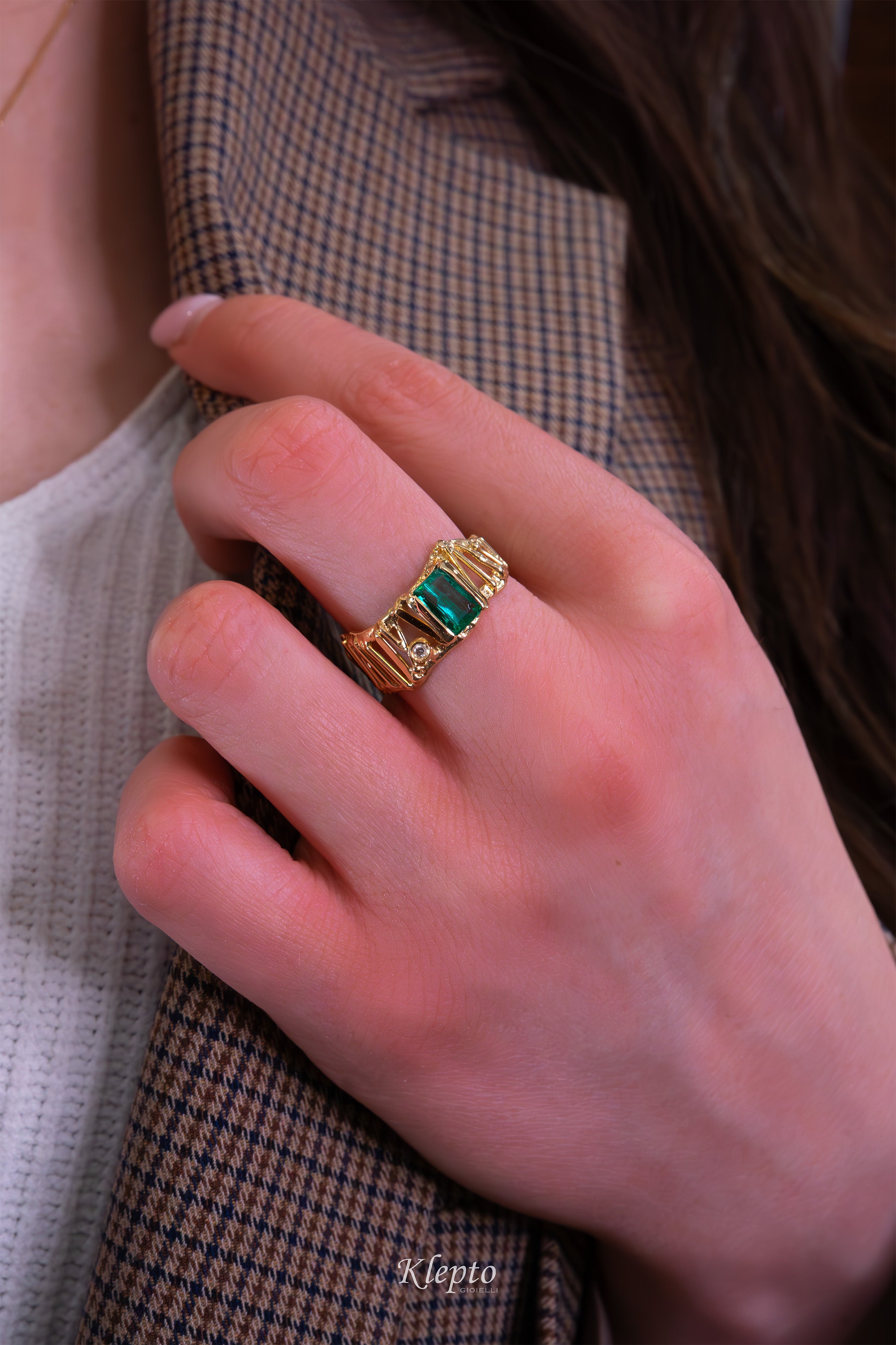 Anello in oro giallo con Smeraldo e Diamante