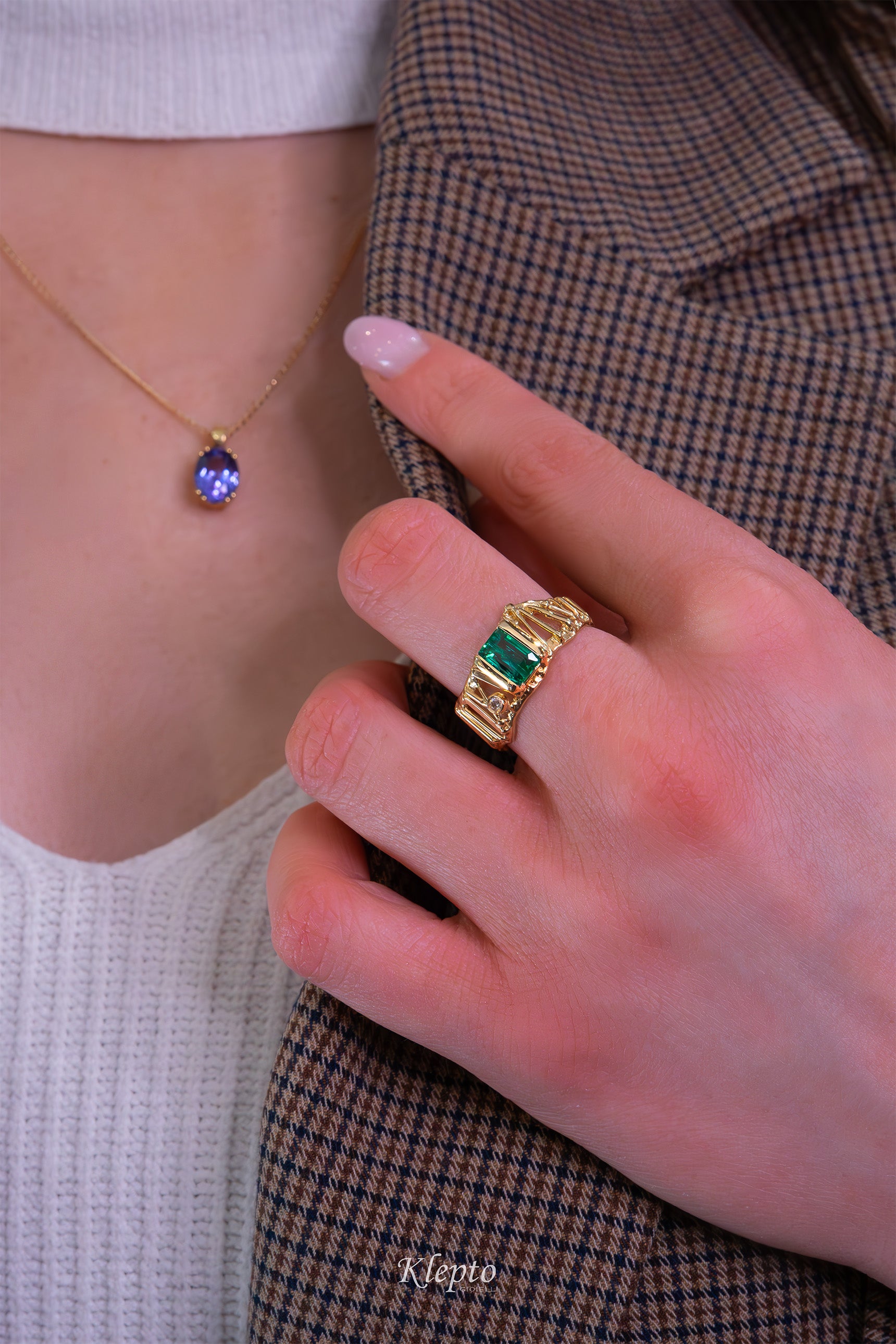 Anello in oro giallo con Smeraldo e Diamante