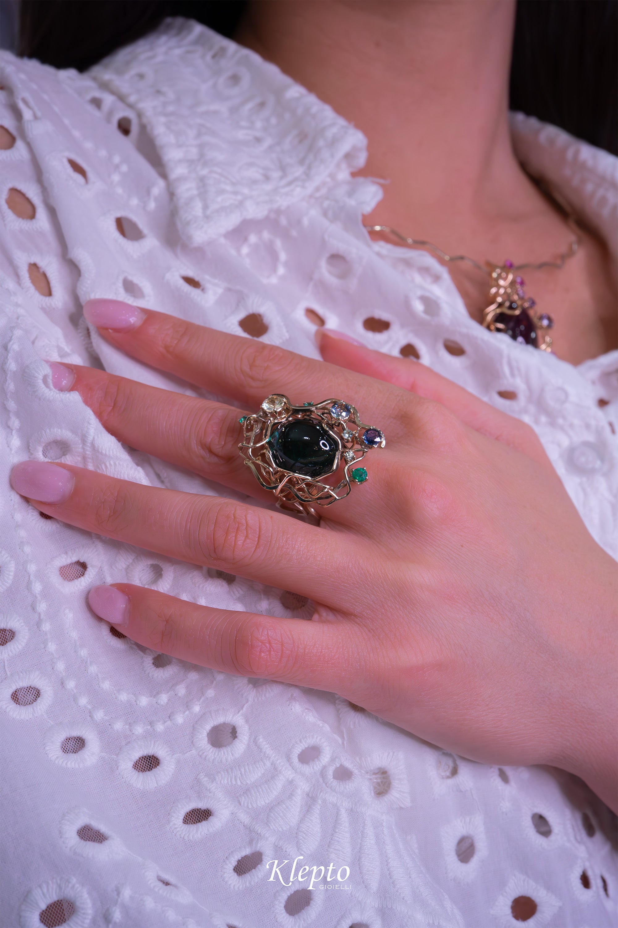 Anello in oro bianco naturale "Origini" con Tormalina, Zaffiri e Smeraldi