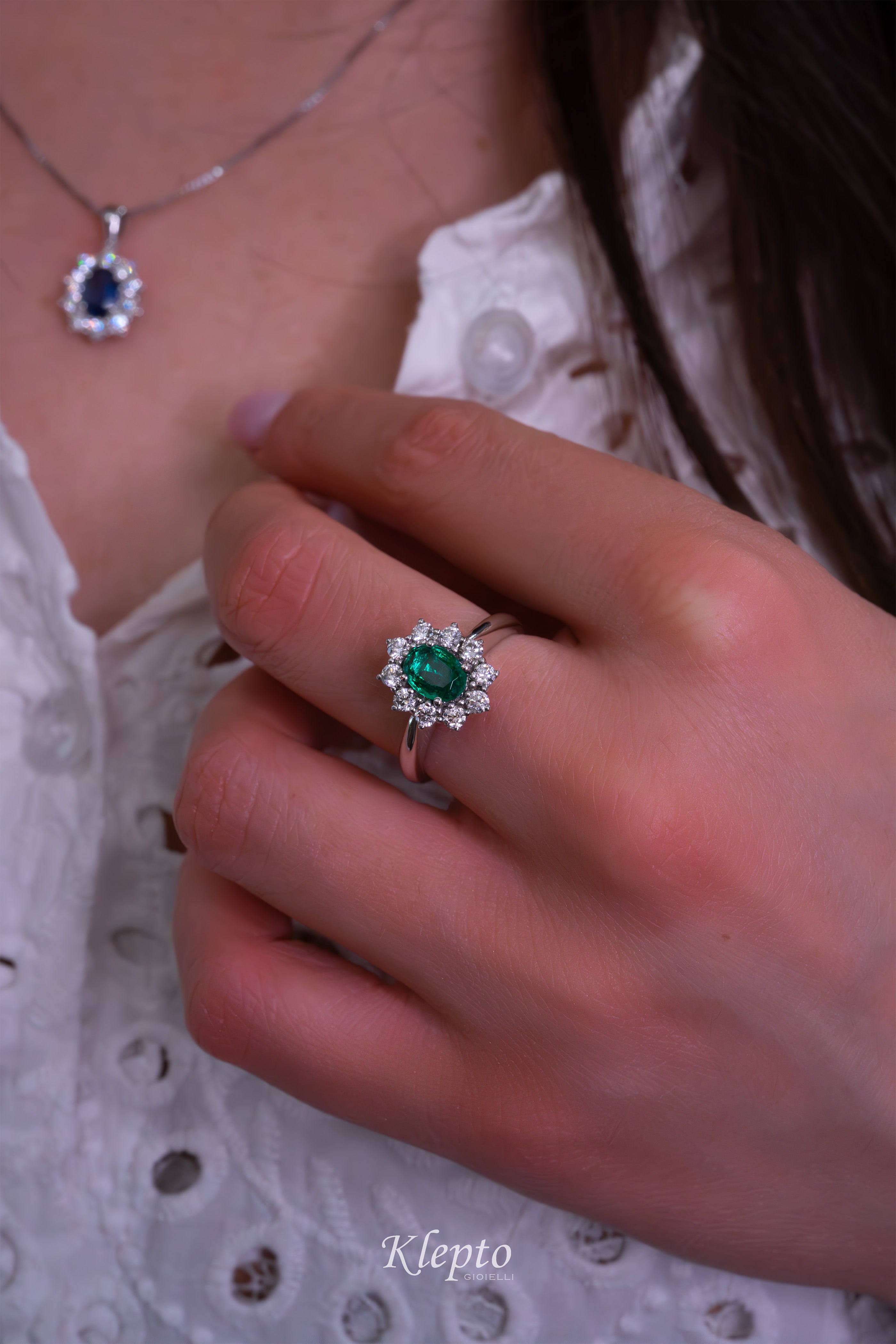 Anello classico in oro bianco con Smeraldo e contorno di Diamanti