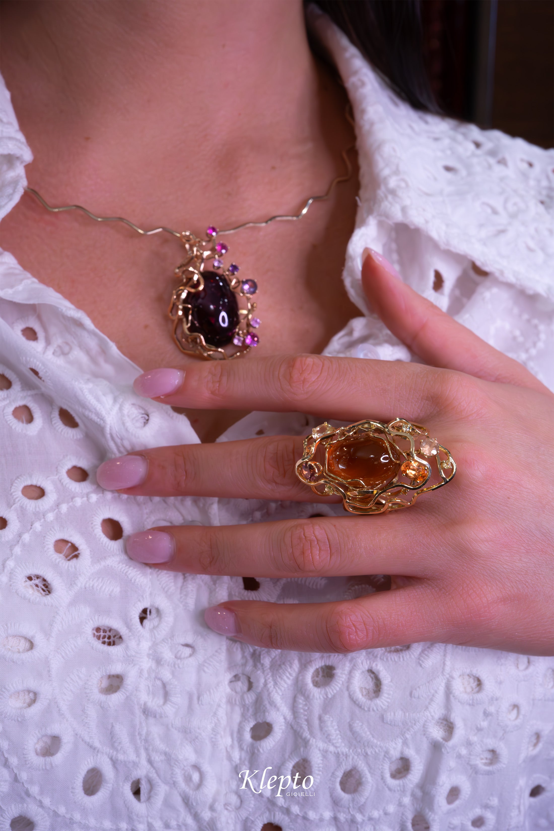 Anello in oro giallo "Origini" con Spessartite, Zaffiri, Zirconi e Granato fanta