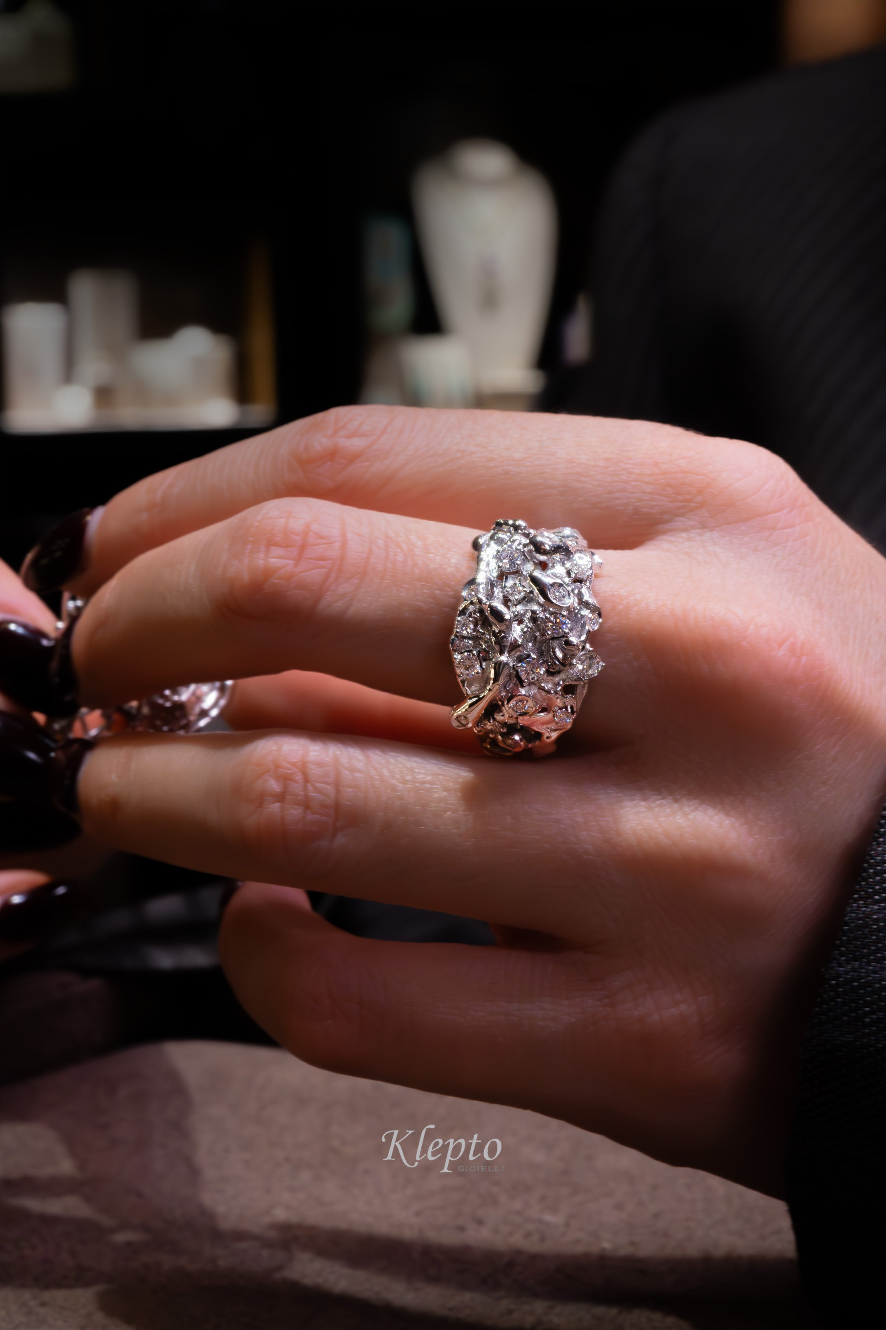 Anello in oro bianco Vulcano