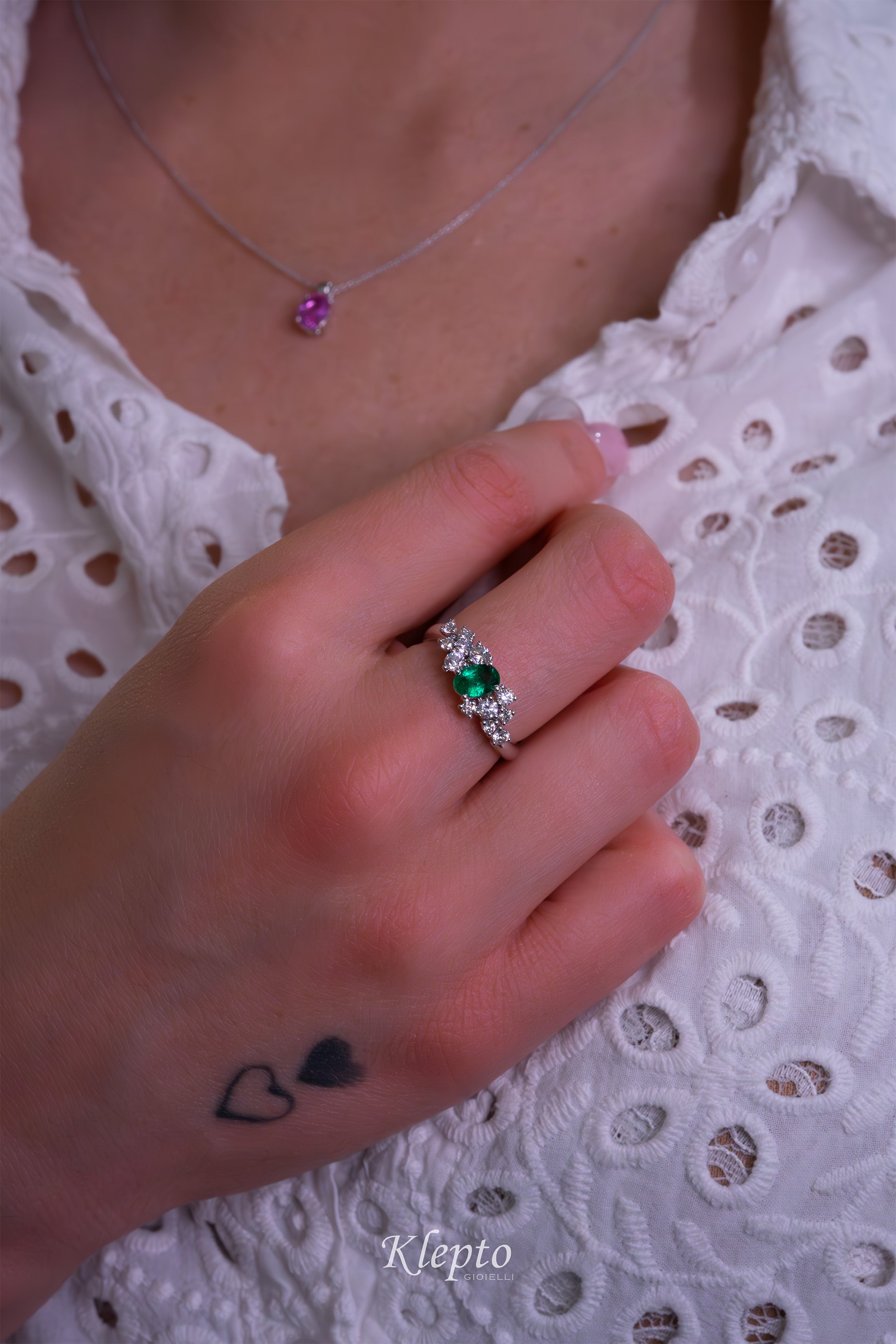 Anello classico by Klepto in oro bianco con Smeraldo e Diamanti