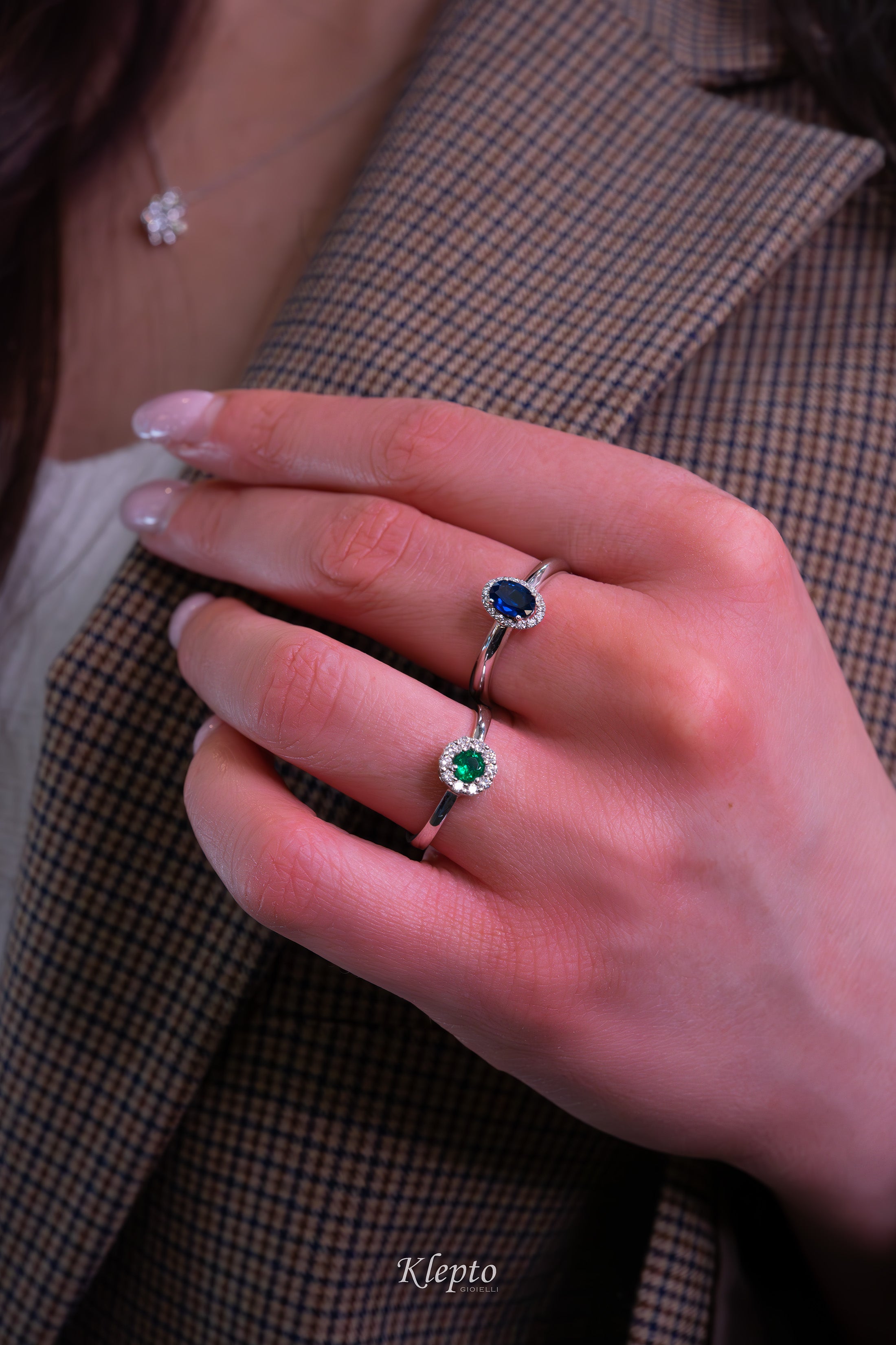 Anello classico in oro bianco con Smeraldo e Diamanti