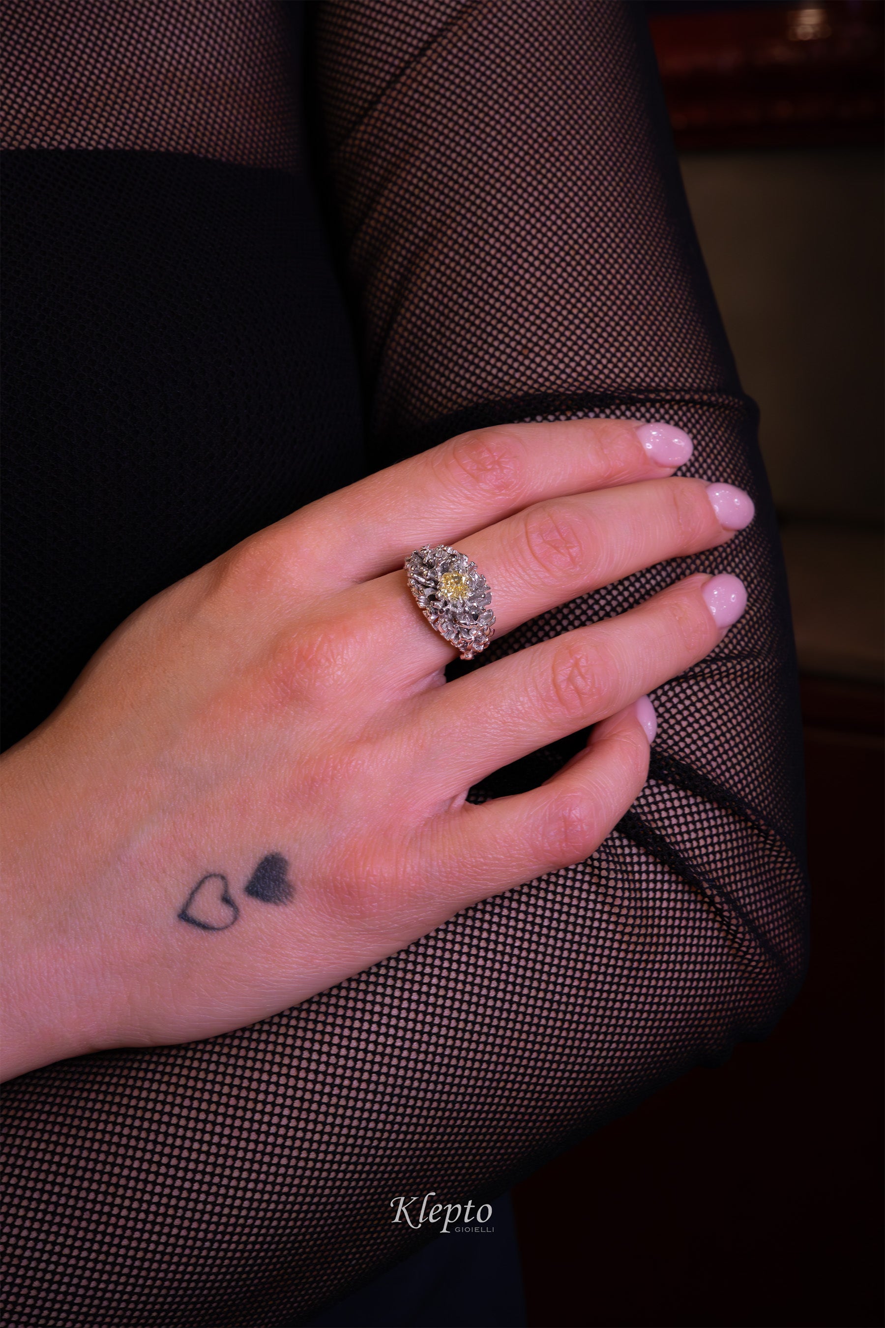 Anello in oro bianco con Diamante fancy "Fuoco d'artificio"