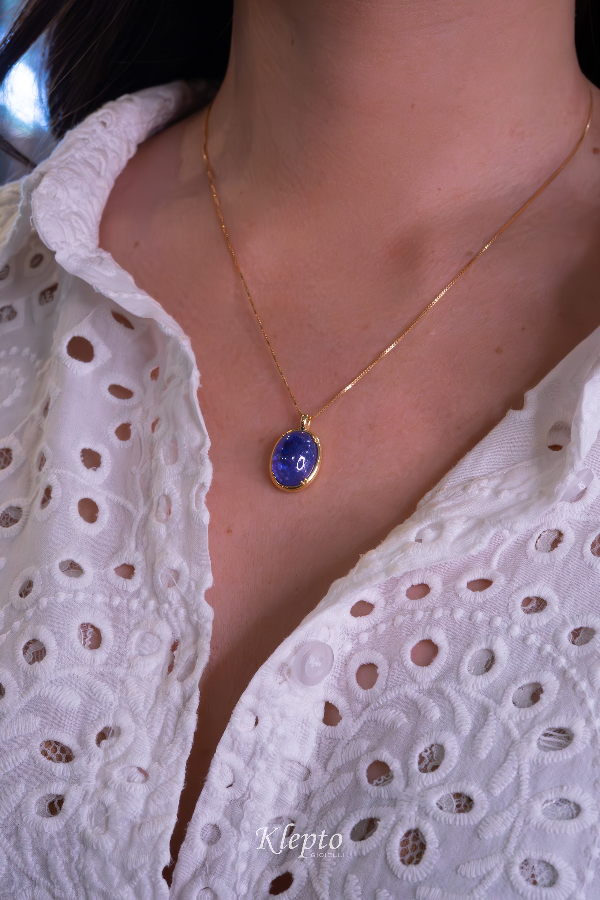 Pendente in oro giallo con Tanzanite cabochon