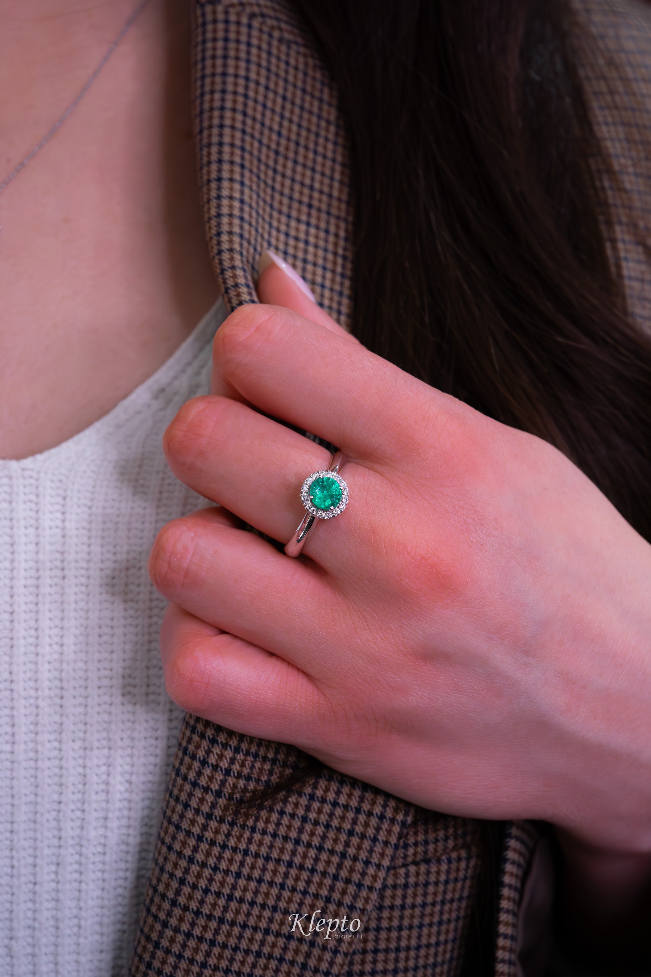 Anello classico in oro bianco con Smeraldo e contorno di Diamanti