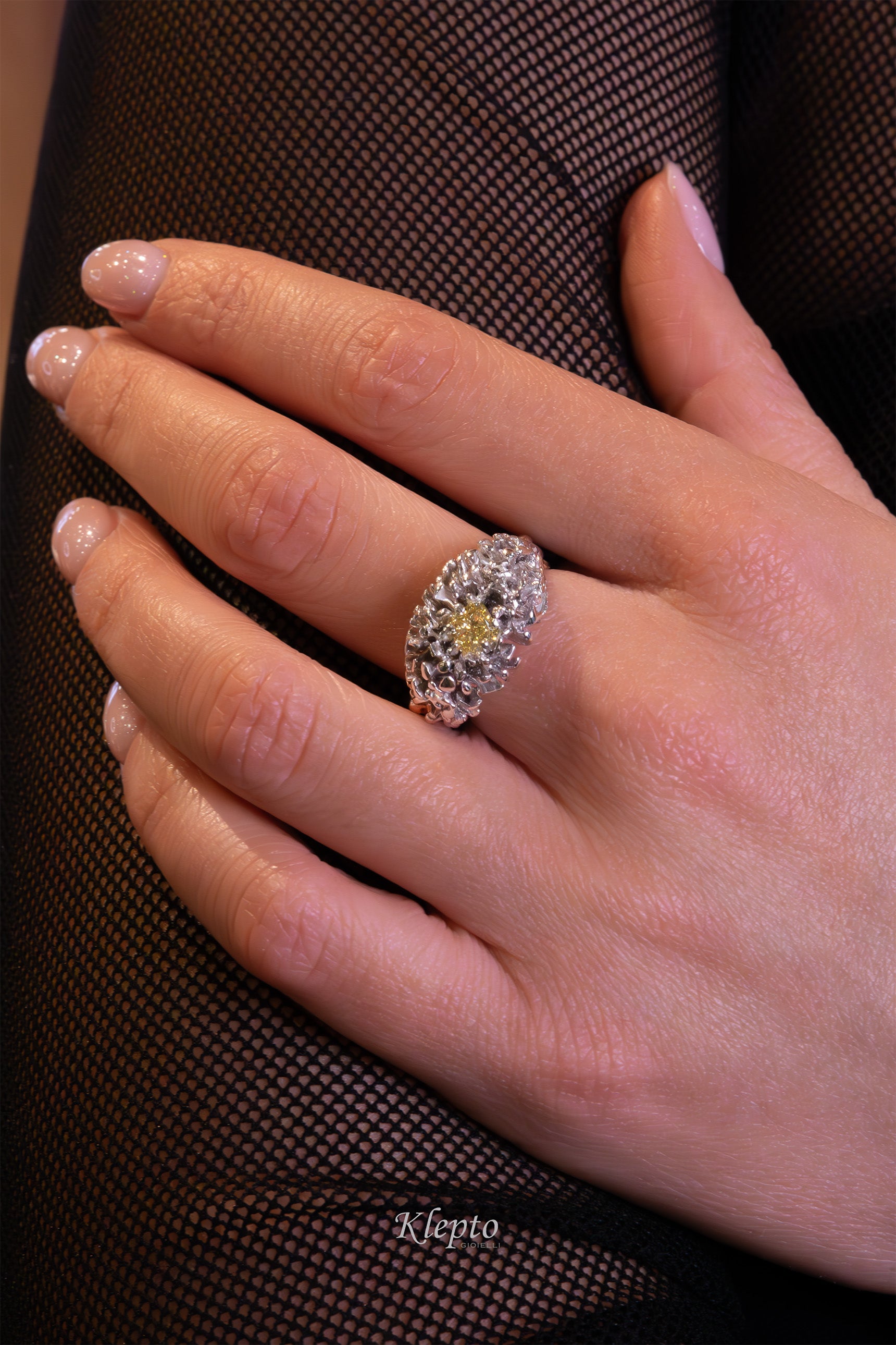 Anello in oro bianco con Diamante fancy "Fuoco d'artificio"