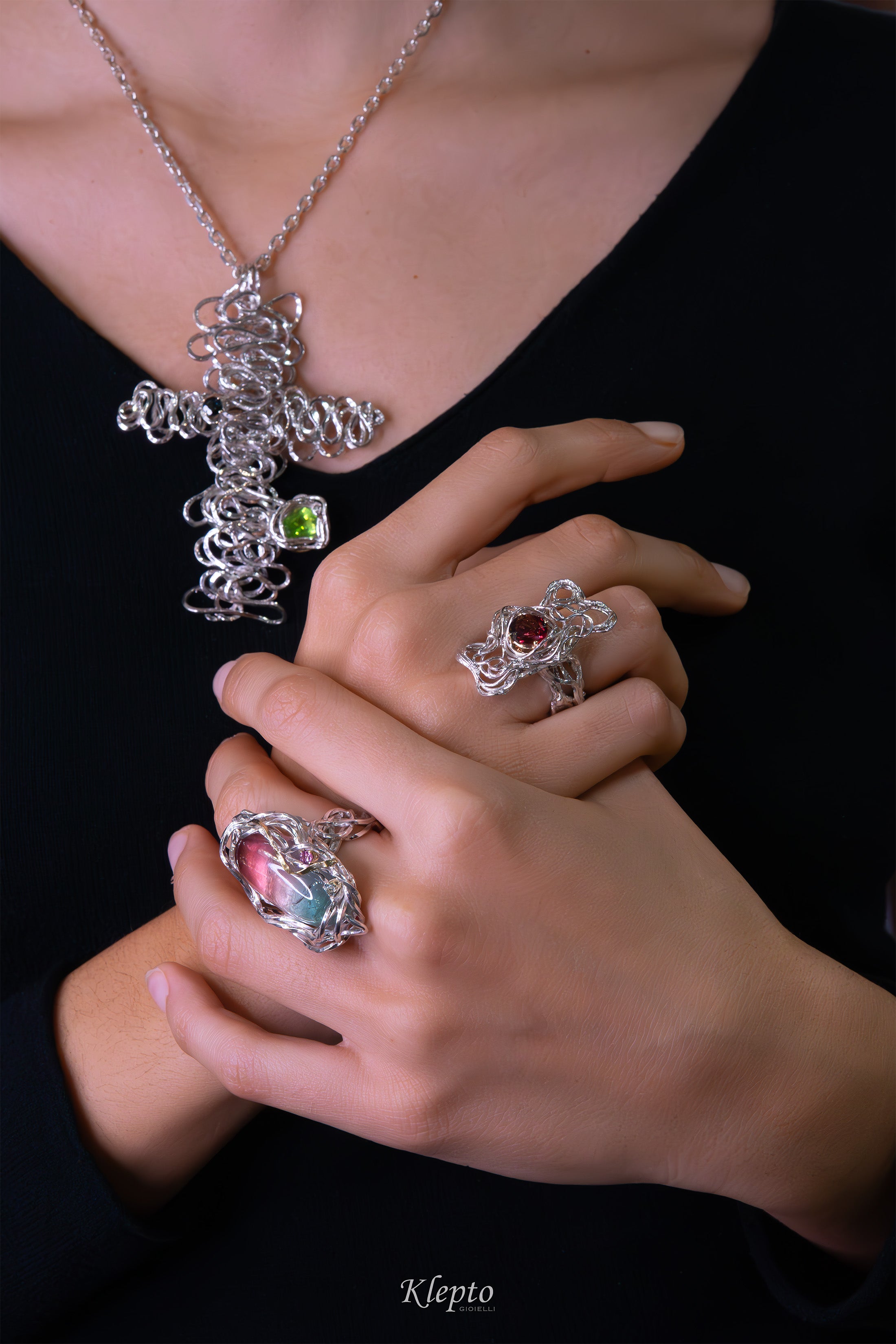 Anello in Argento Silnova® con Granato e dettagli in oro giallo