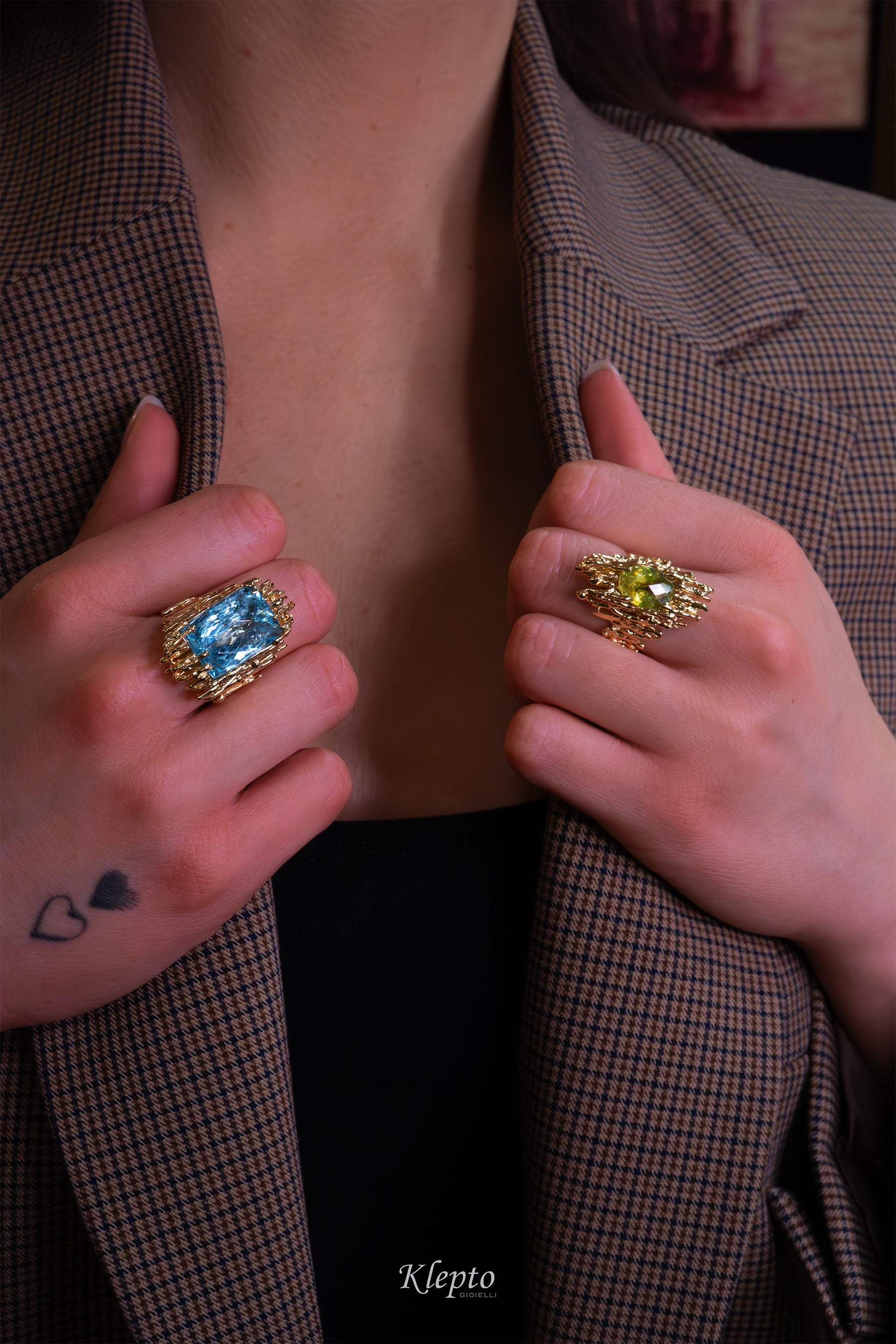 Anello in oro giallo "EroiKa" con Sfene