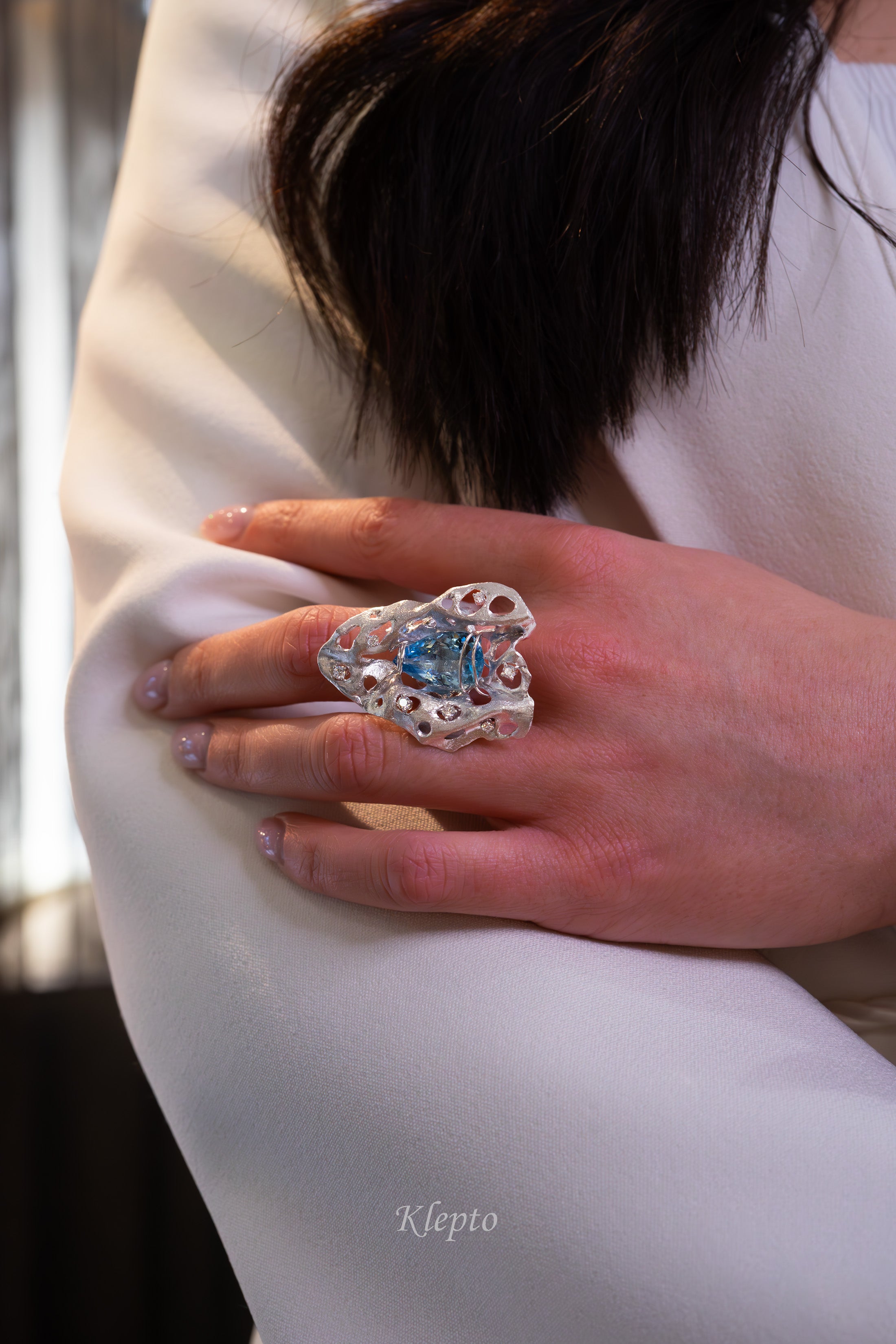 Anello in oro bianco "Freyja" con Acquamarina e Diamanti