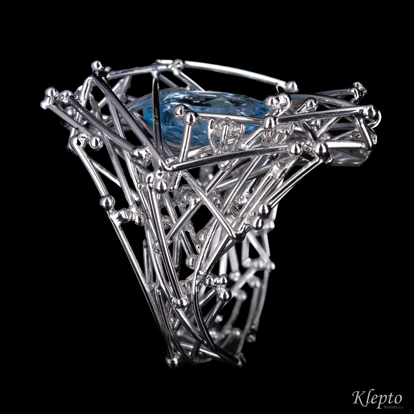 Anello in oro bianco "IntriKo" con Acquamarina e Diamanti