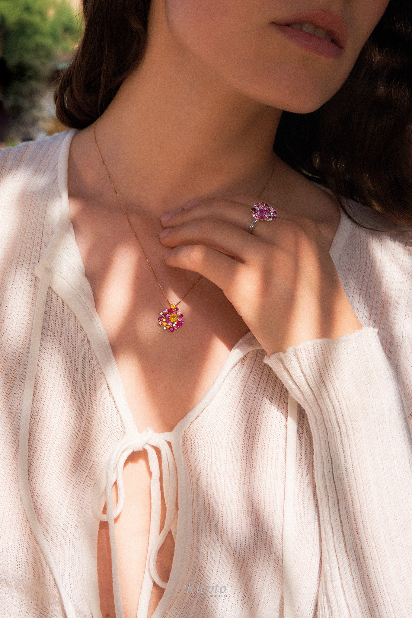 Anello classico by Klepto in oro bianco con Zaffiri rosa, Rubini e Diamanti