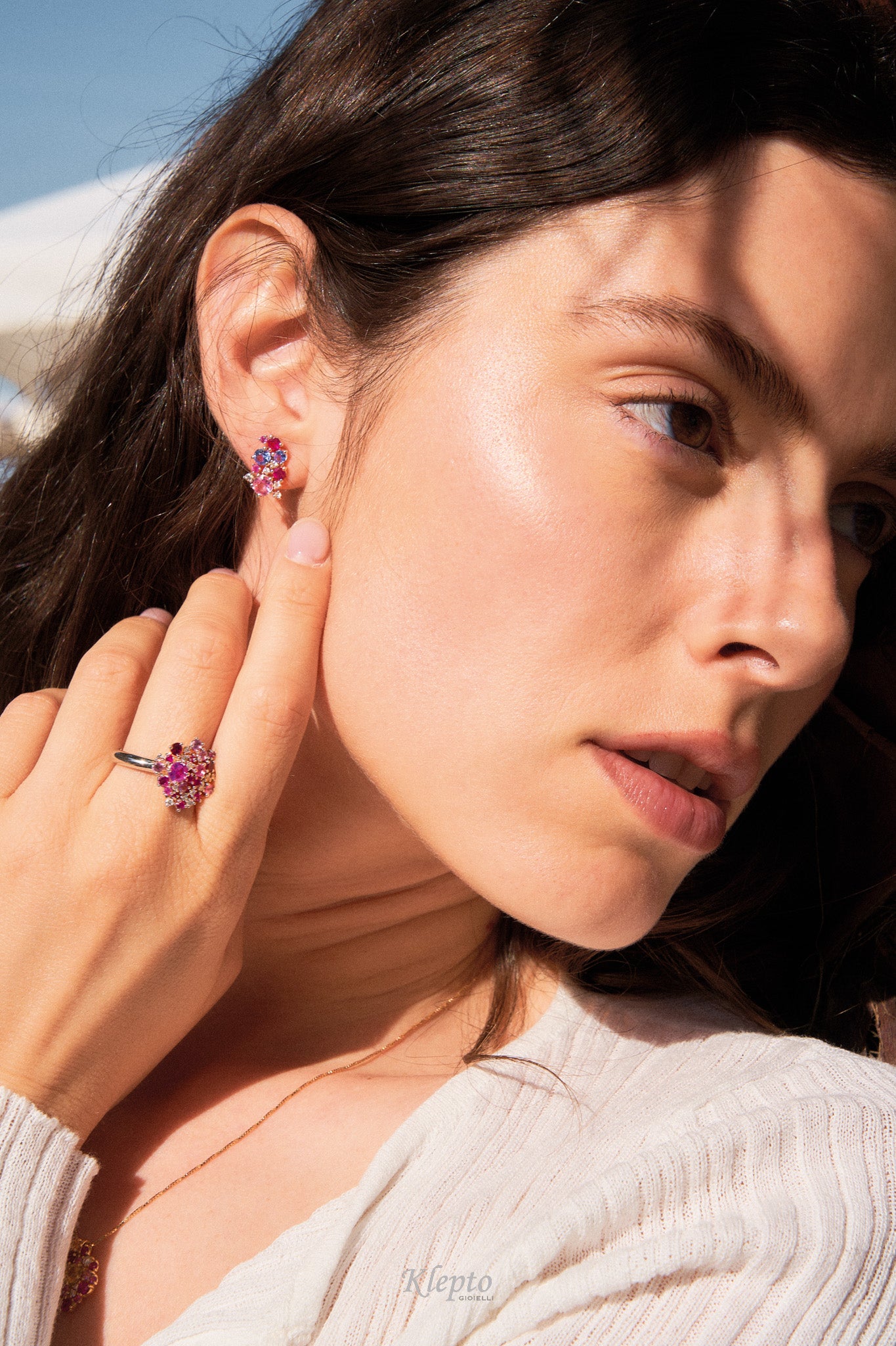 Anello classico by Klepto in oro bianco con Zaffiri rosa, Rubini e Diamanti