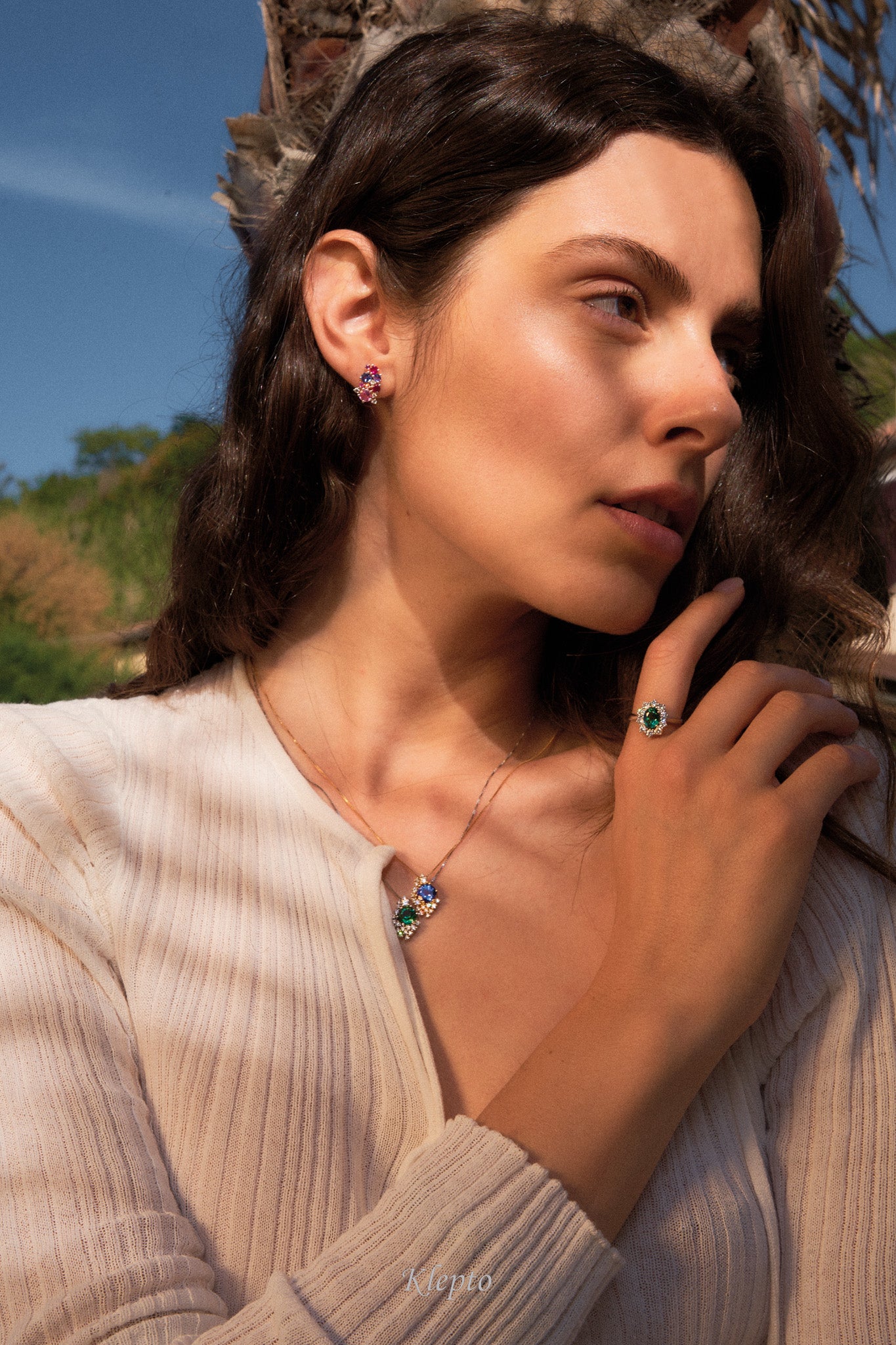 Anello classico in oro bianco con Tormalina verde e contorno di Diamanti