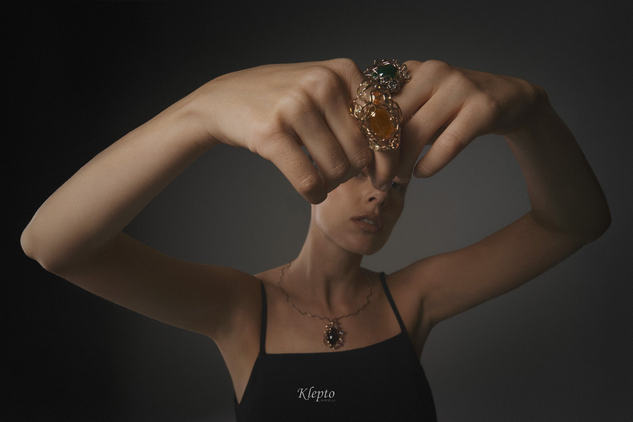 Anello in oro giallo "Origini" con Spessartite, Zaffiri, Zirconi e Granato fanta