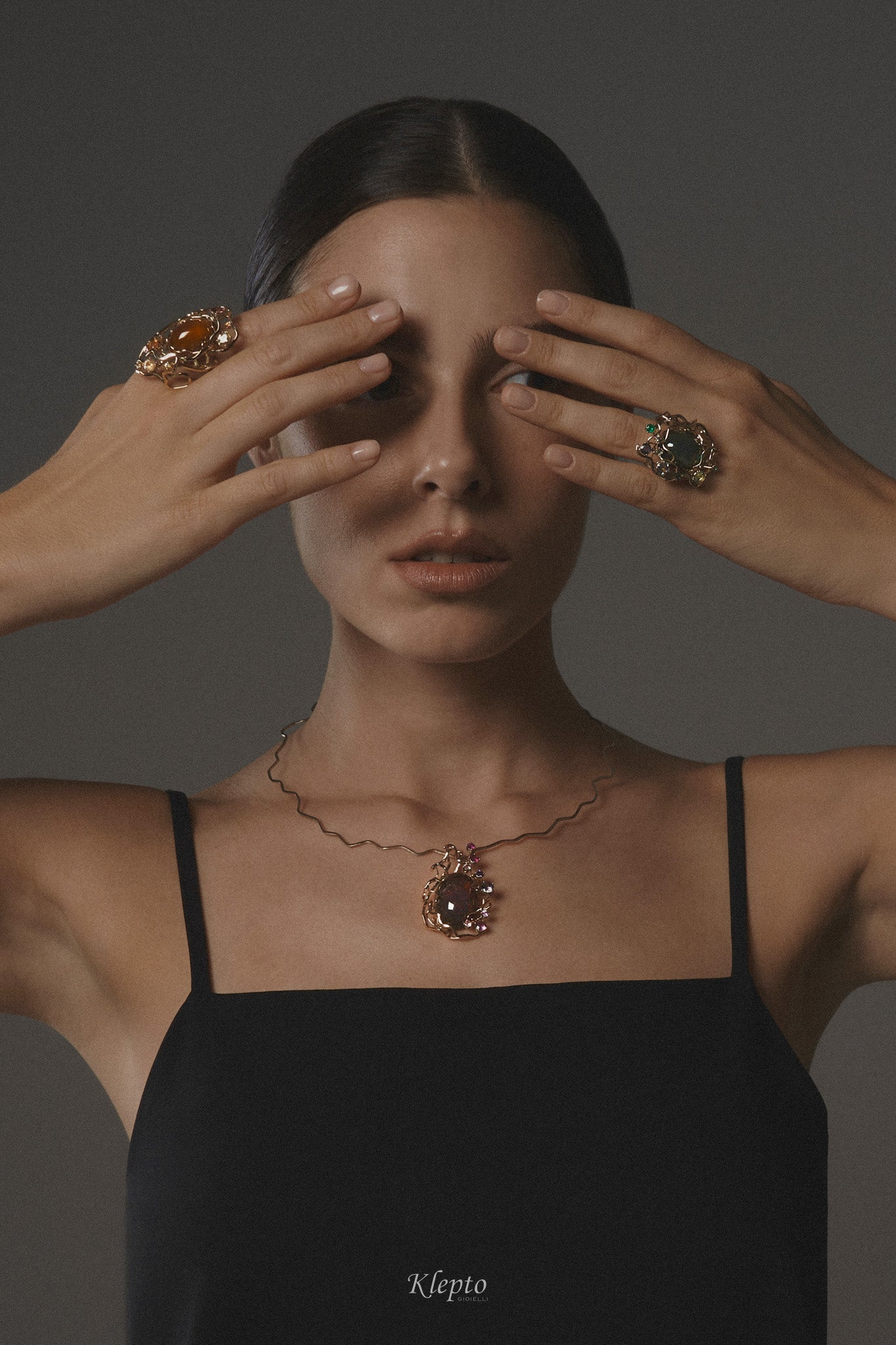 Anello in oro bianco naturale "Origini" con Tormalina, Zaffiri e Smeraldi