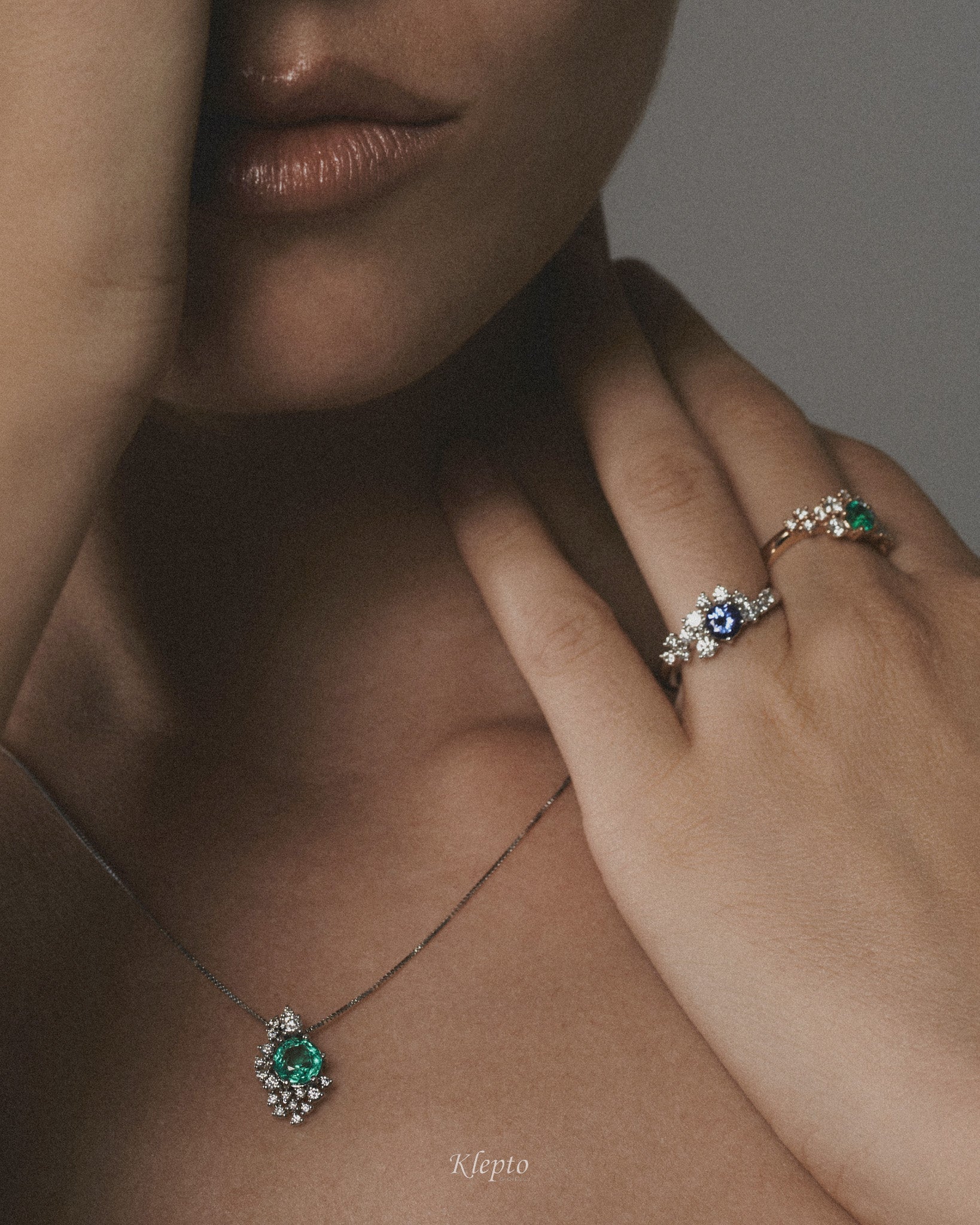 Anello classico by Klepto in oro rosa con Smeraldo e Diamanti