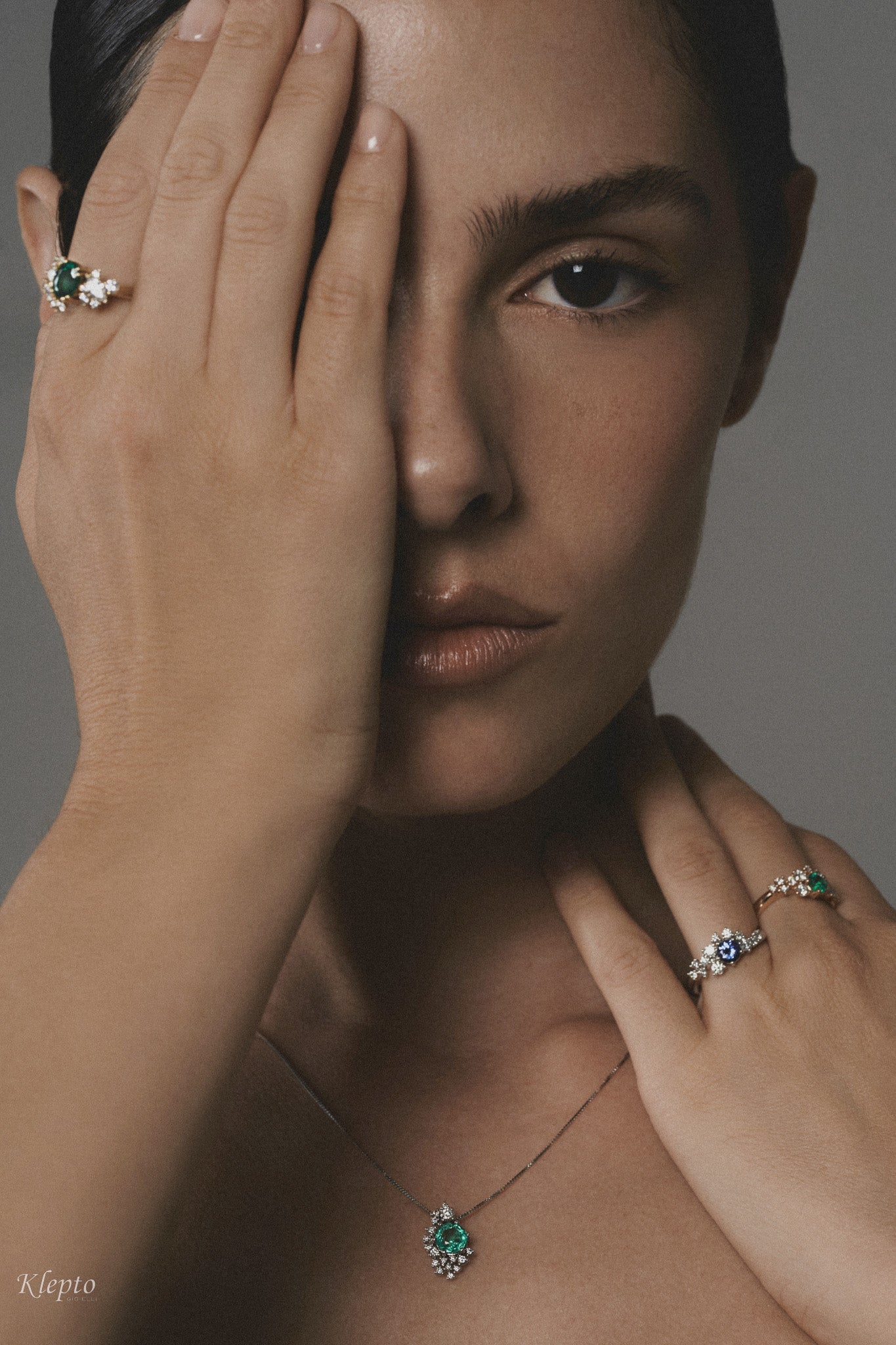 Anello classico by Klepto in oro giallo con Smeraldo e Diamanti