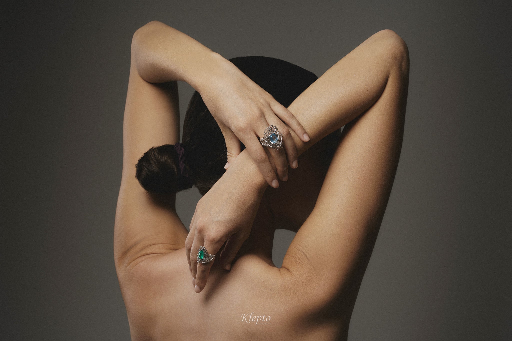 Anello in oro bianco "IntriKo" con Acquamarina e Diamanti