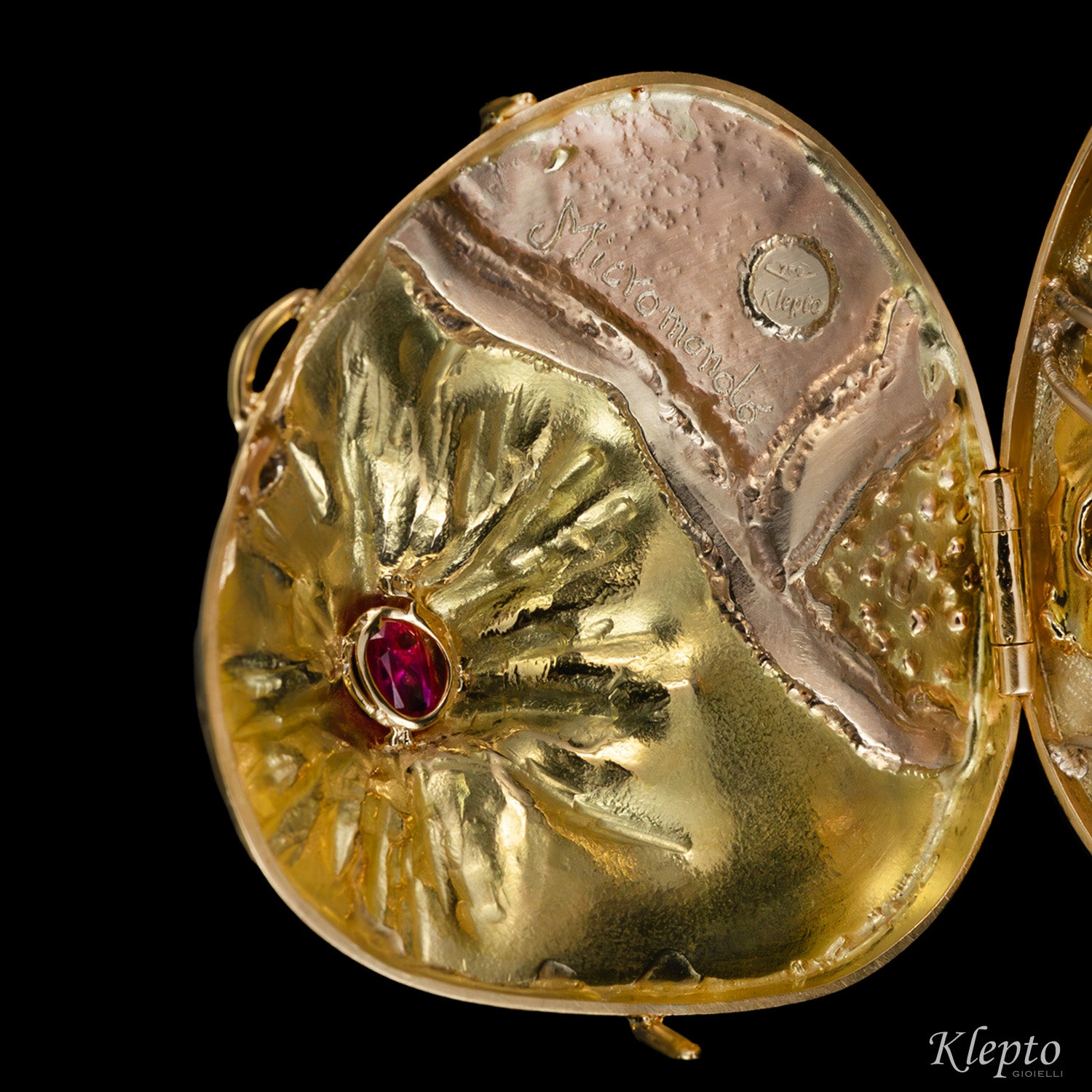 Pendente in oro scultura "Micromondo" con pietre preziose e tesoro nascosto