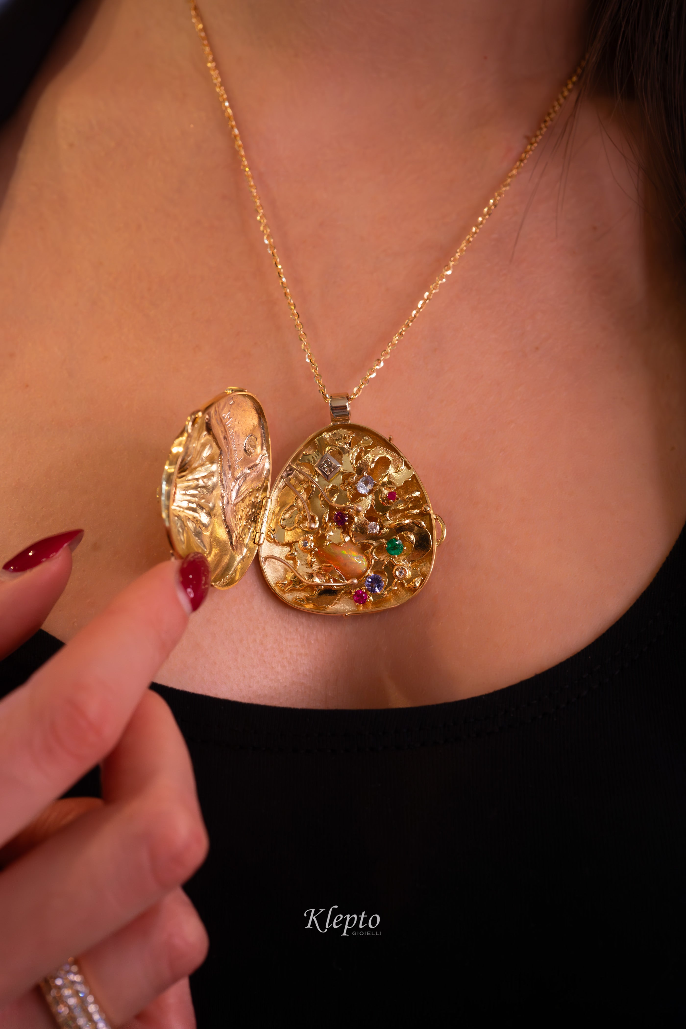 Pendente in oro scultura "Micromondo" con pietre preziose e tesoro nascosto