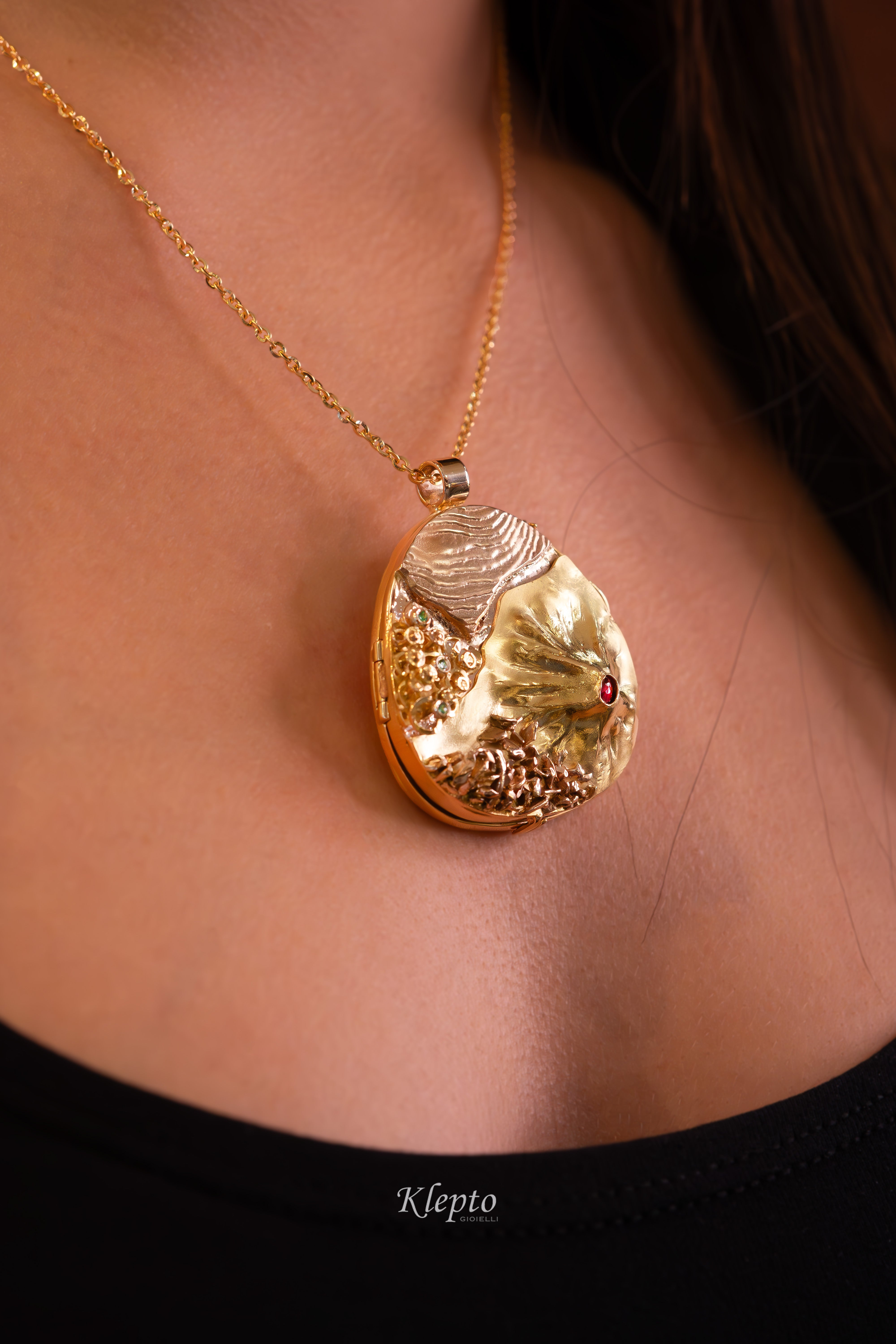 Pendente in oro scultura "Micromondo" con pietre preziose e tesoro nascosto