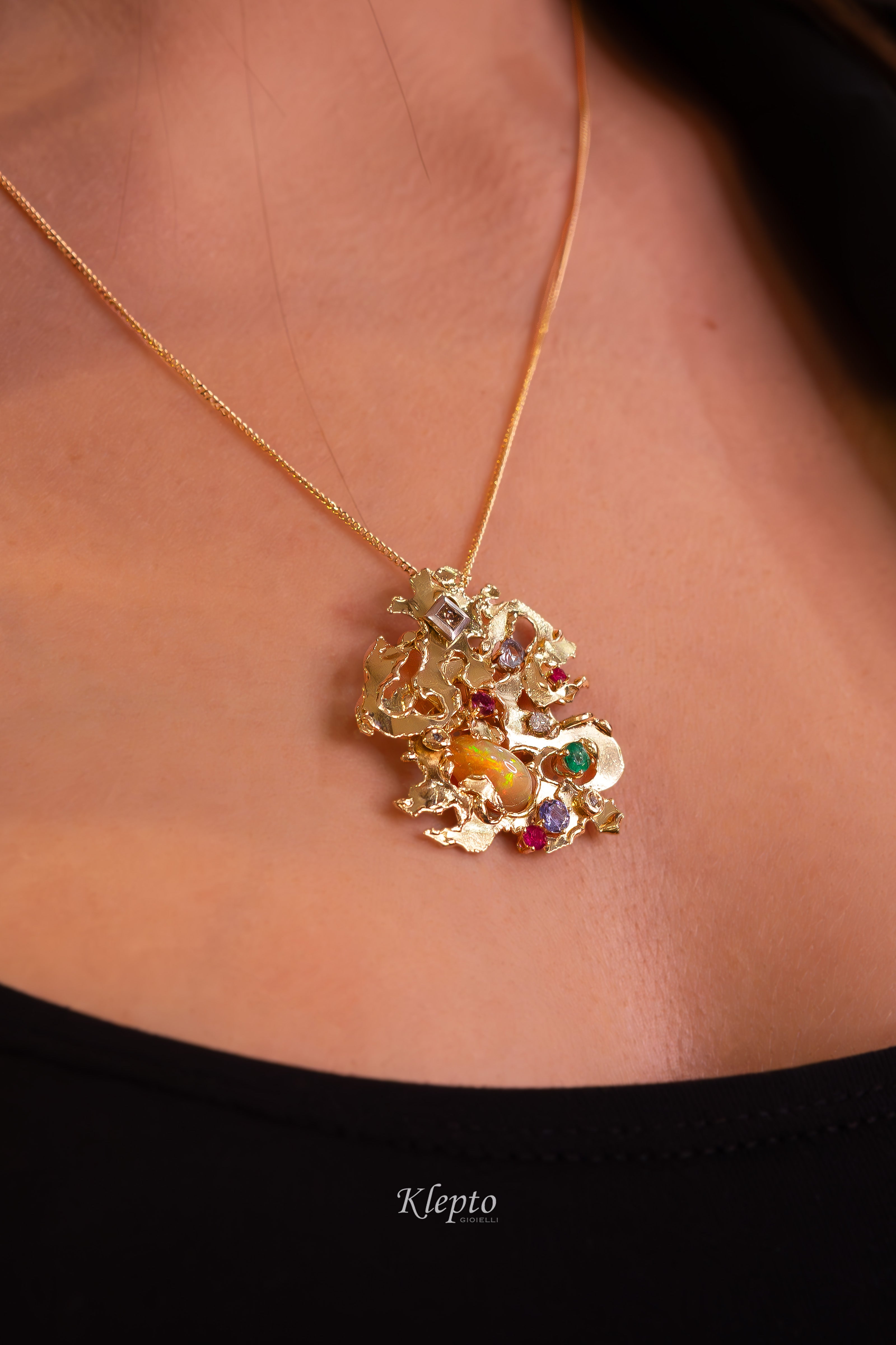 Pendente in oro scultura "Micromondo" con pietre preziose e tesoro nascosto