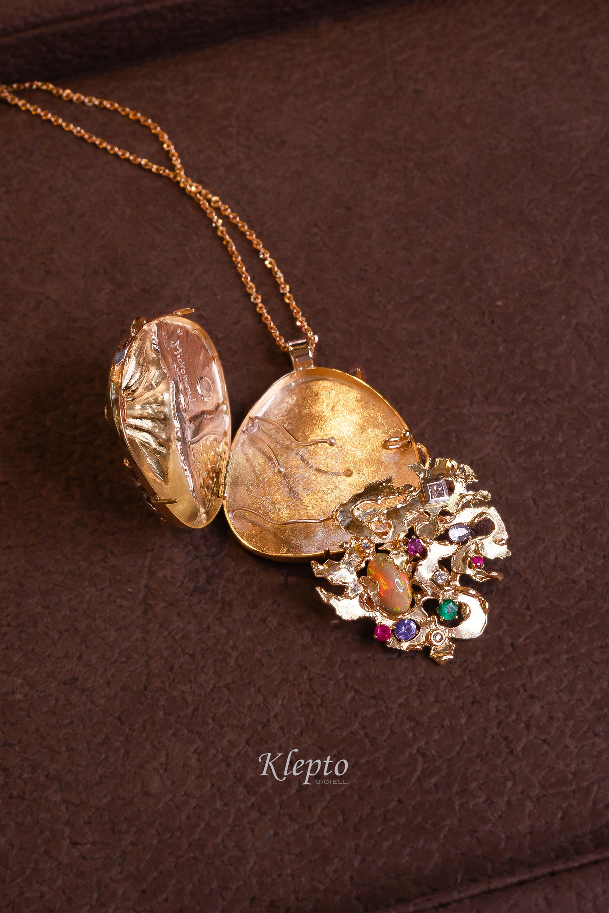 Pendente in oro scultura "Micromondo" con pietre preziose e tesoro nascosto