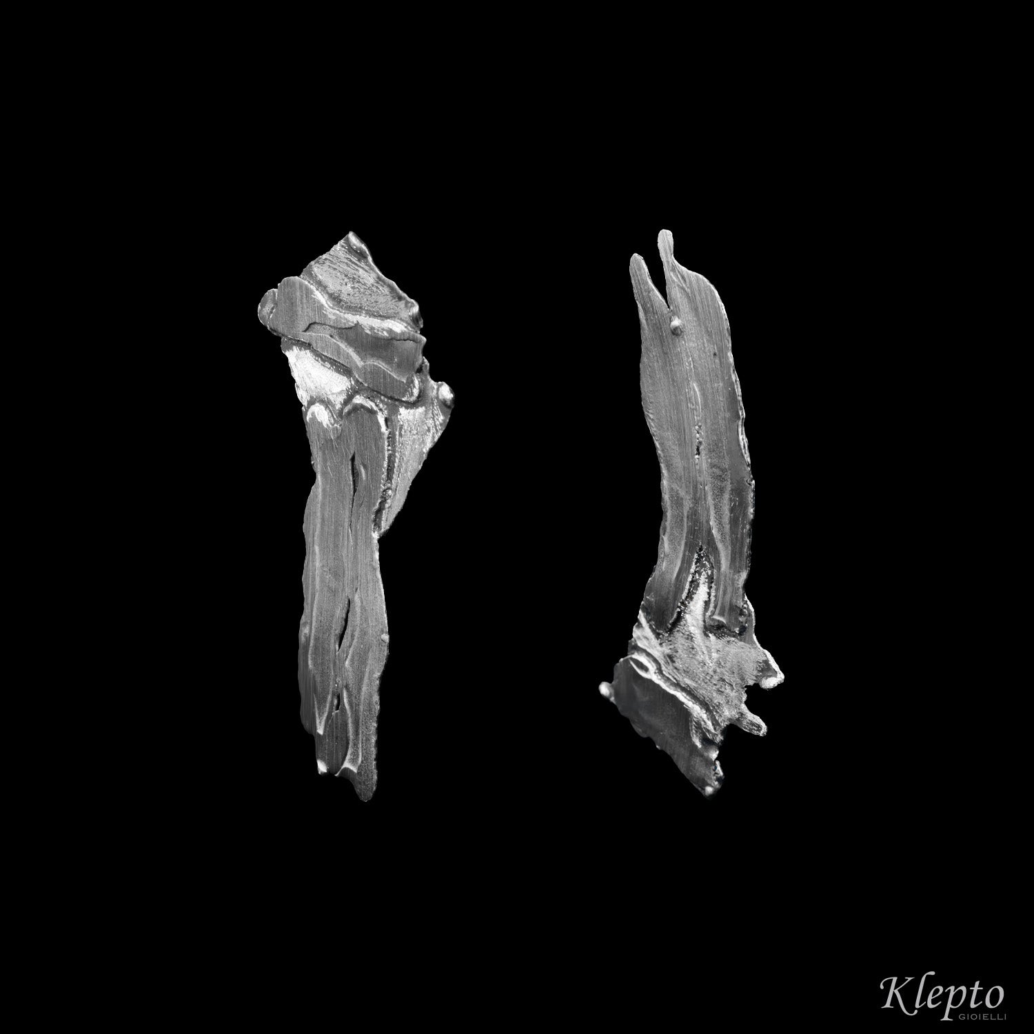 Orecchini in Argento Silnova® asimmetrici bruniti e satinati